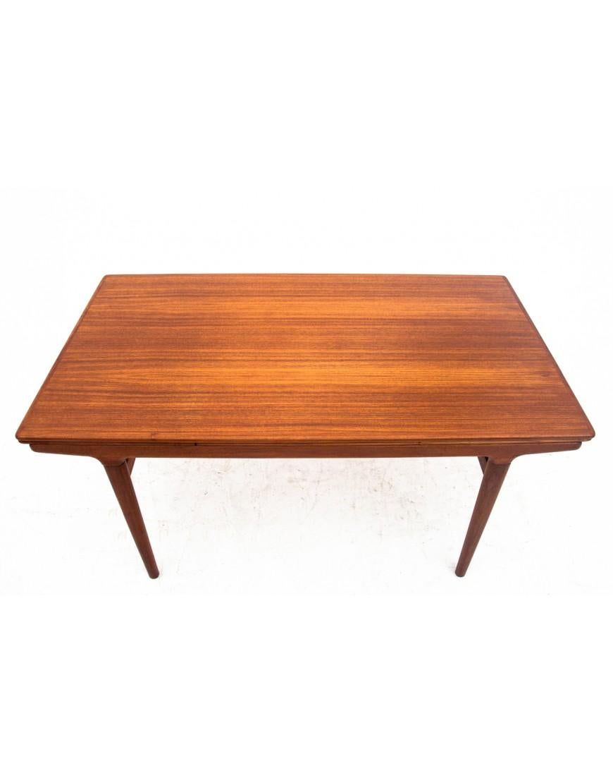 Teak table, Denmark, 1960s. After restoration. In Good Condition For Sale In Chorzów, PL