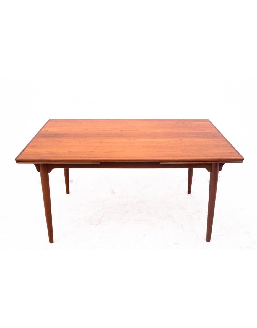 Teak table, Denmark, 1960s

Very good condition, after professional renovation.

Wood: teak

dimensions height 73 cm length 145 cm / when unfolded 253 cm depth 90 cm