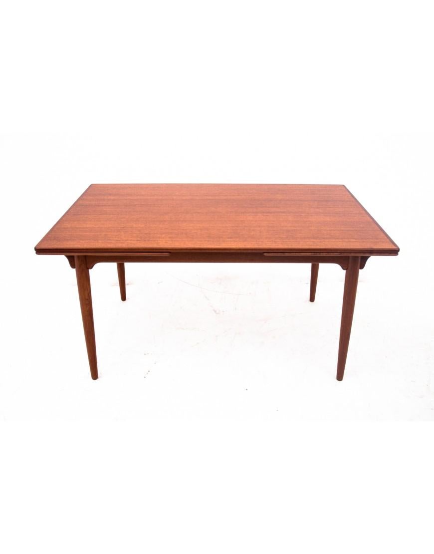 Teak table, Denmark, 1960s.

A table with the possibility of extension, on the sides it has two extendable tops. The delicately profiled table top adds lightness to the whole form. Very good condition, after professional renovation. The surface has