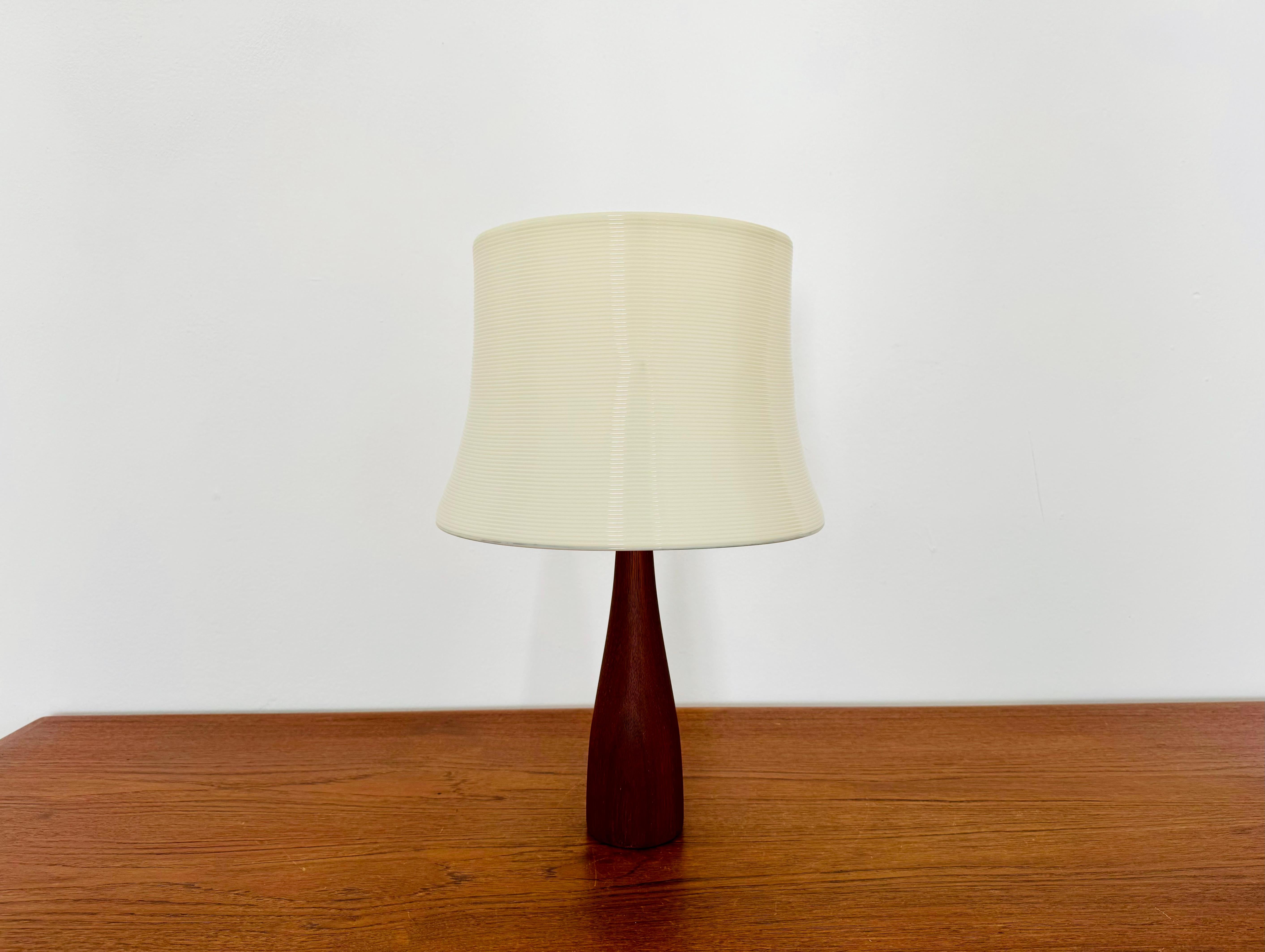 Rarissime et magnifique lampe de table des années 1960.
Un design exceptionnel d'une fantastique élégance.
L'abat-jour de Rotaflex crée une atmosphère lumineuse particulièrement belle. 

Fabricant : Rotaflex
Design/One : Yasha Heifetz
Vers