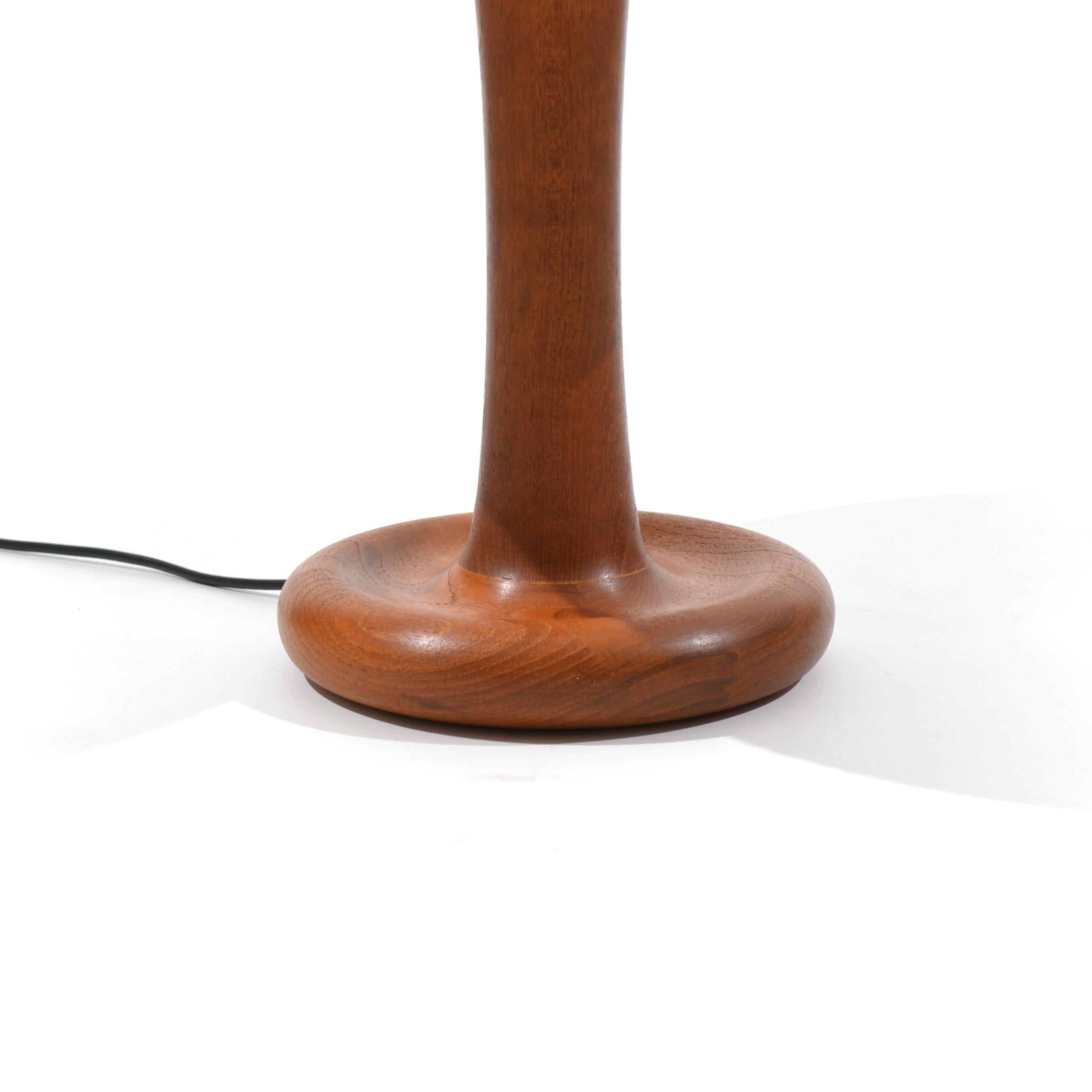 All round!

A generous piece of teak transformed into a lamp that could not be more organic. A chunky, plump line and a pleasant light diffused through its mottled beige lampshade.

If Dyrlund prides itself on having had prestigious and unusual