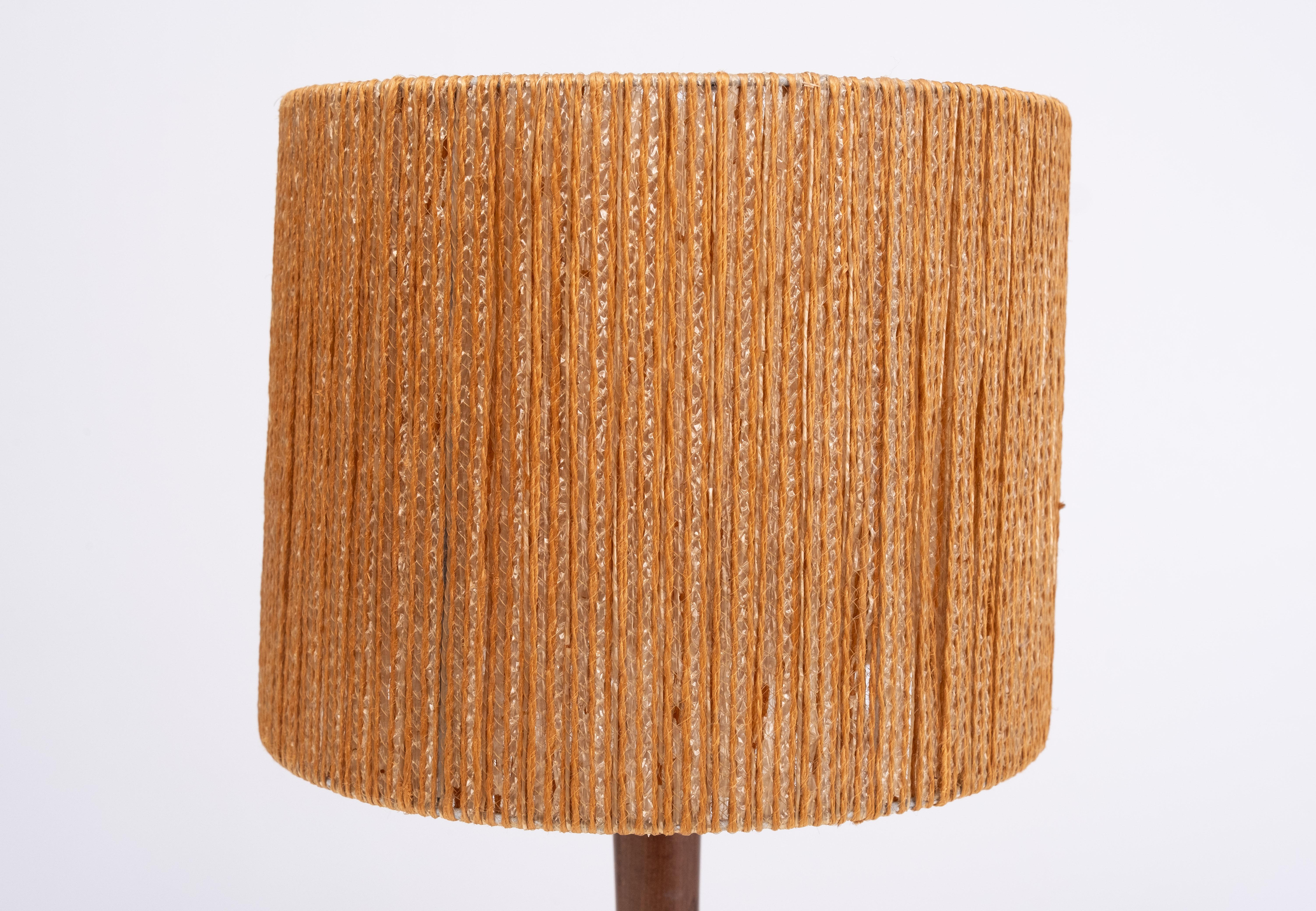 Very nice Teak Wood table lamp, comes with its original 
Rope shade . Good condition . 