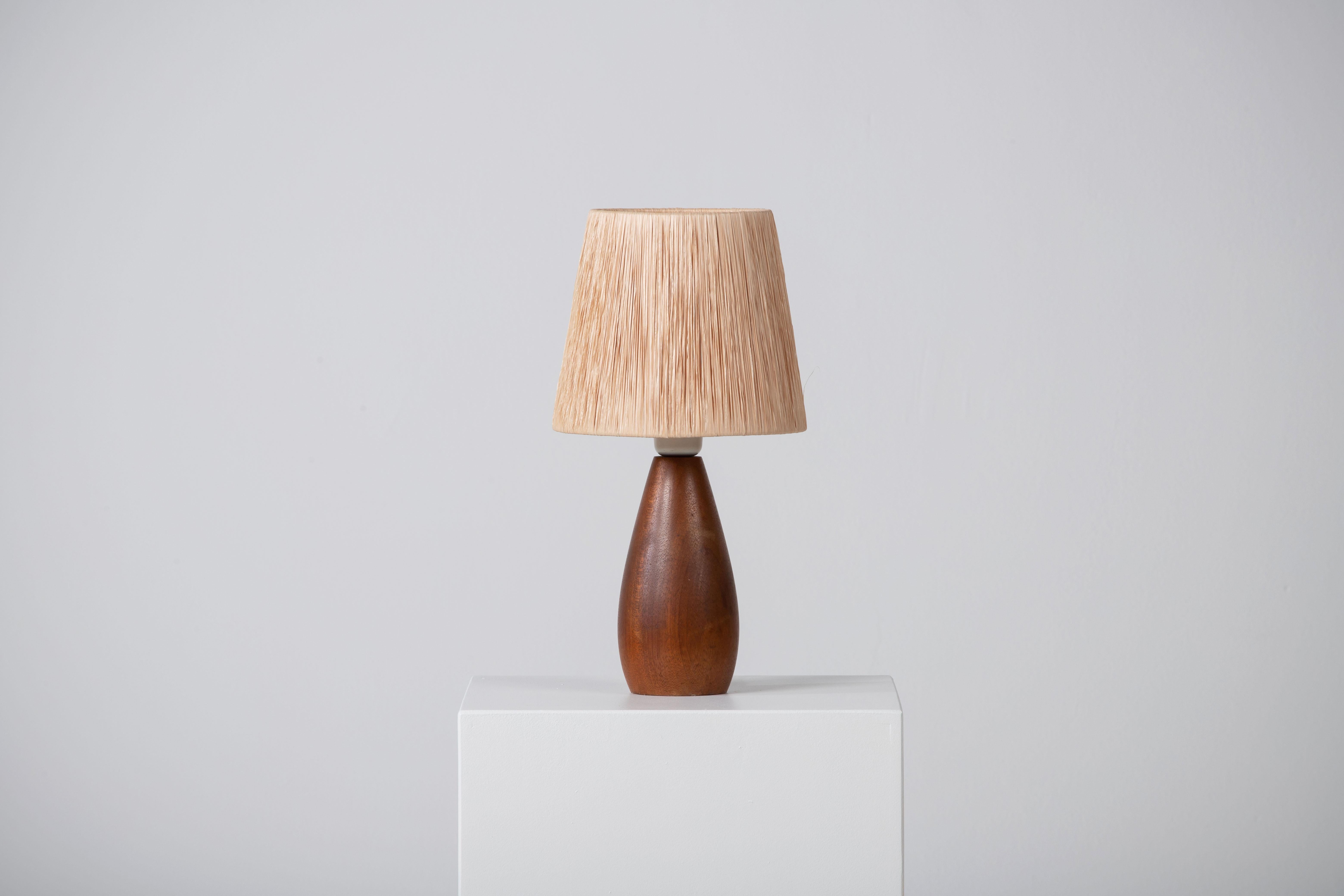 Teak table lamps, Sweden, 1960s
It is in good general condition and works perfectly. The lamp offers a warm atmosphere.

Sold without lampshade, height to the socket : 24 cm.