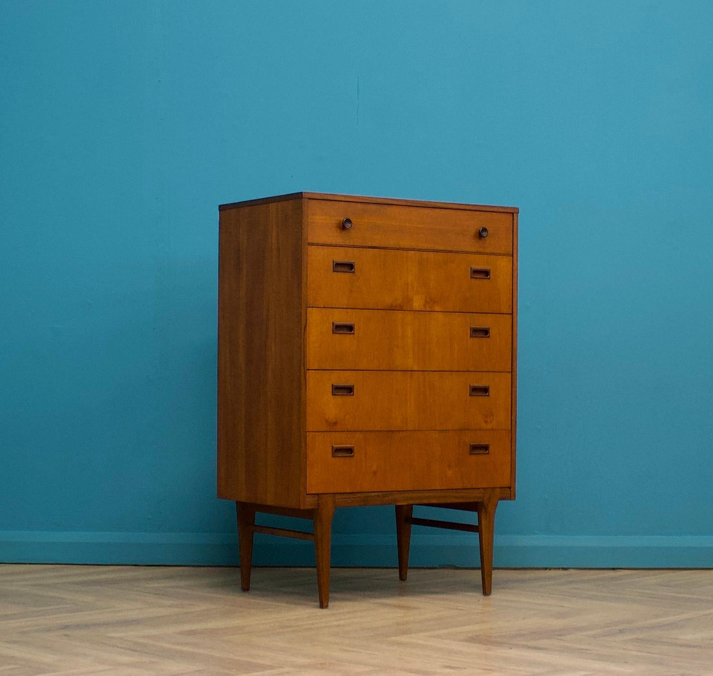 A mid century teak tallboy chest of drawers from the quality furniture makers, Nathan, circa 1960s
There are five drawers in total