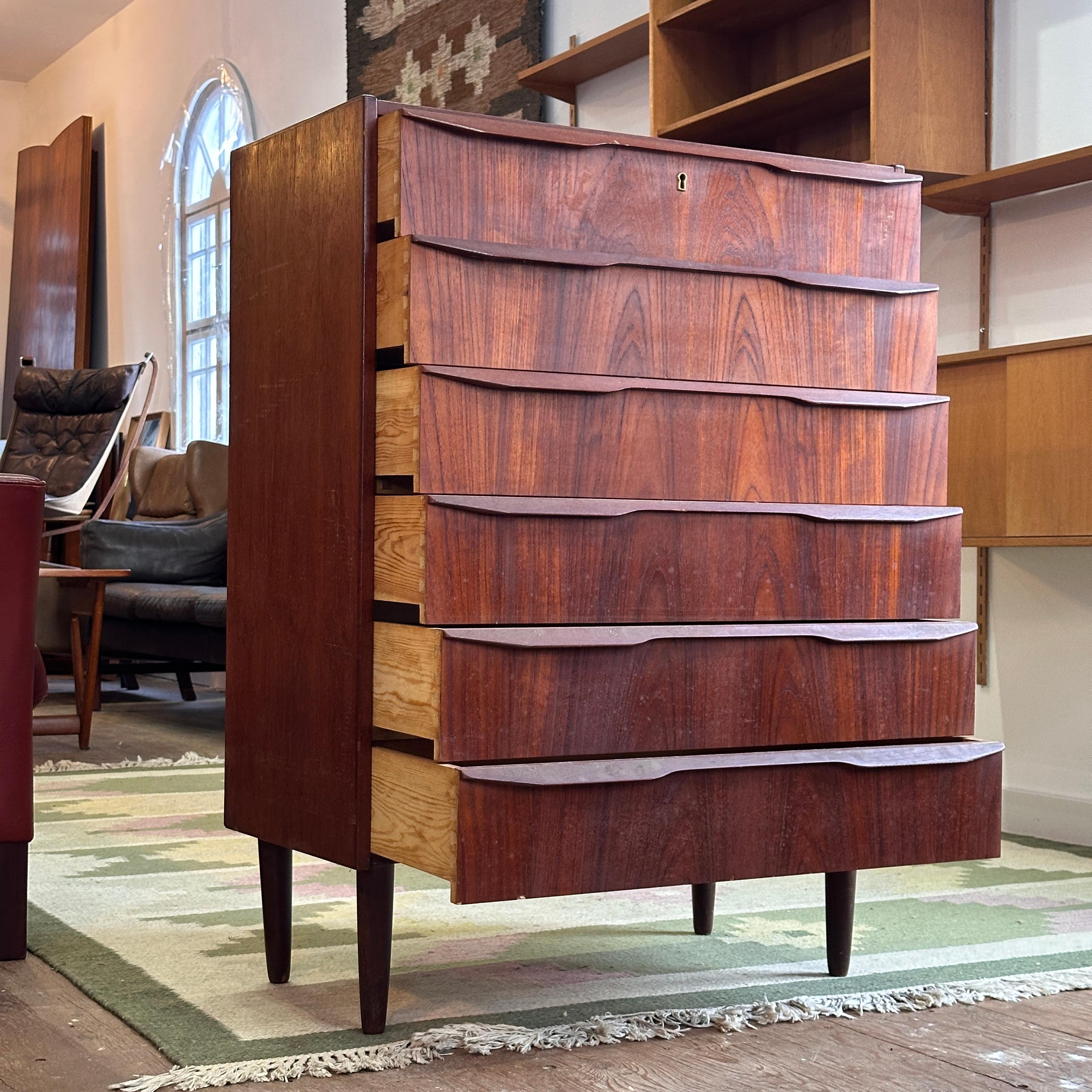 Mid-Century moderno Cassettone in teak in vendita