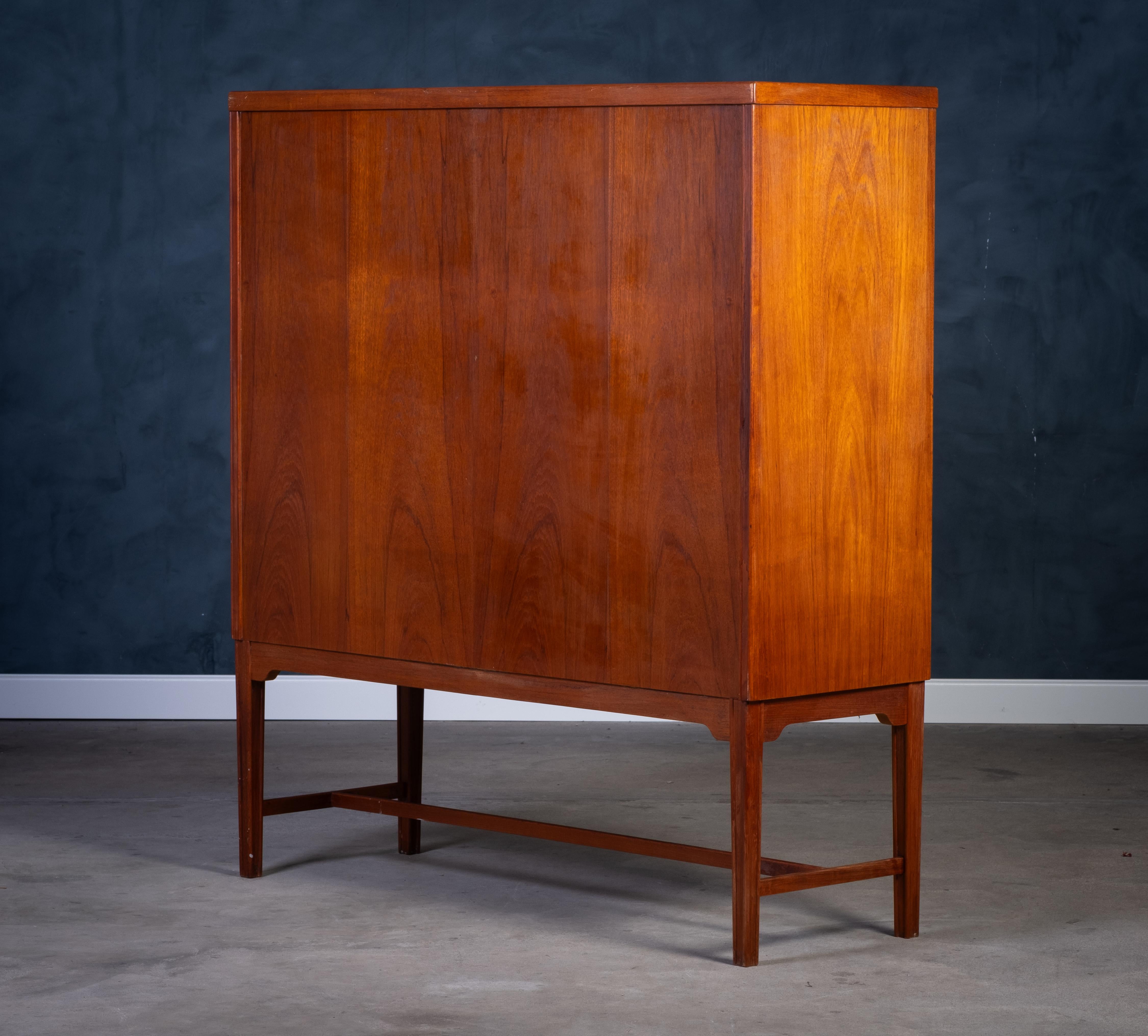 Tambourschrank aus Teakholz mit Messinggriff, dänisches Design, 1960er Jahre im Angebot 4