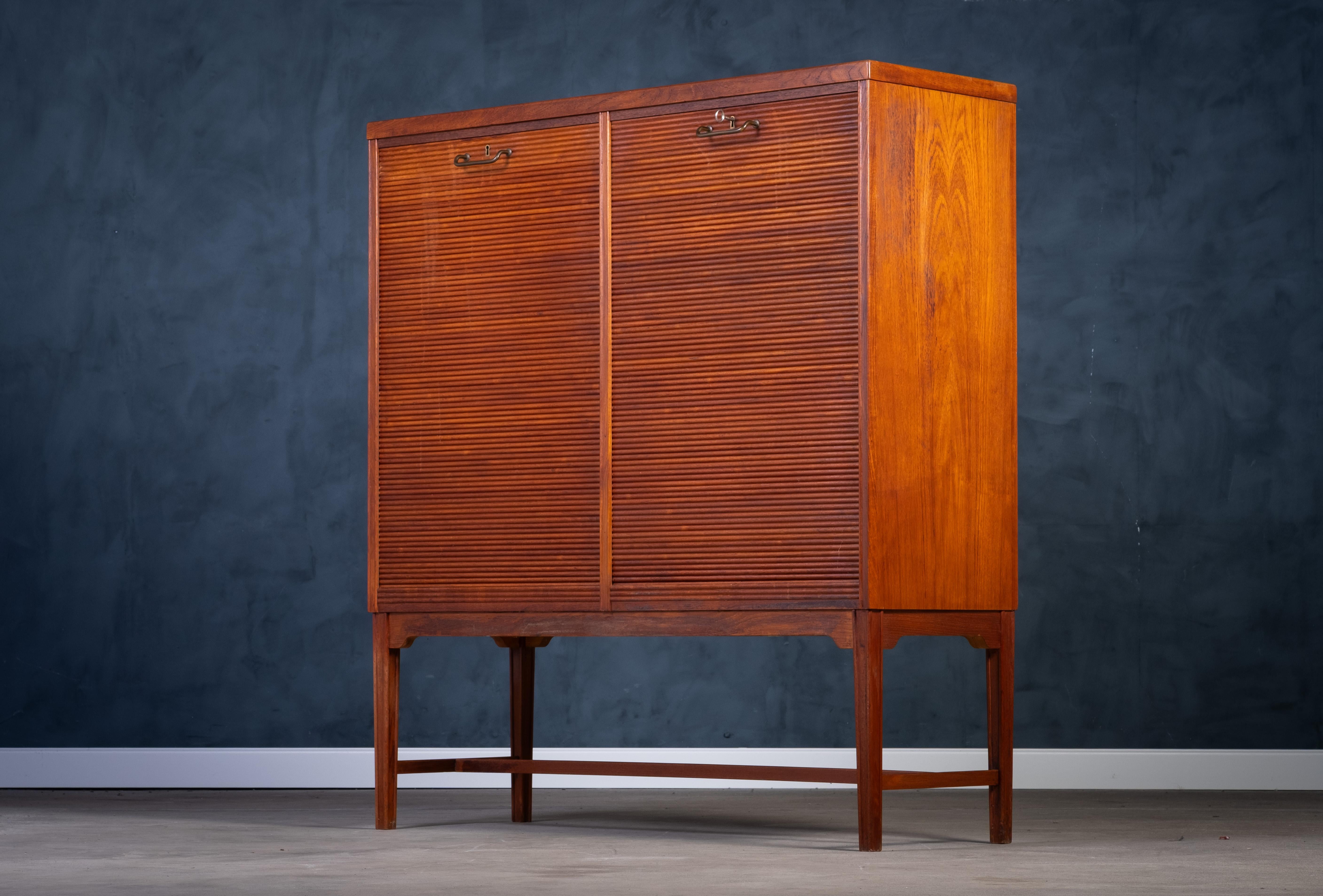 Tambourschrank aus Teakholz mit Messinggriff, dänisches Design, 1960er Jahre (Moderne der Mitte des Jahrhunderts) im Angebot