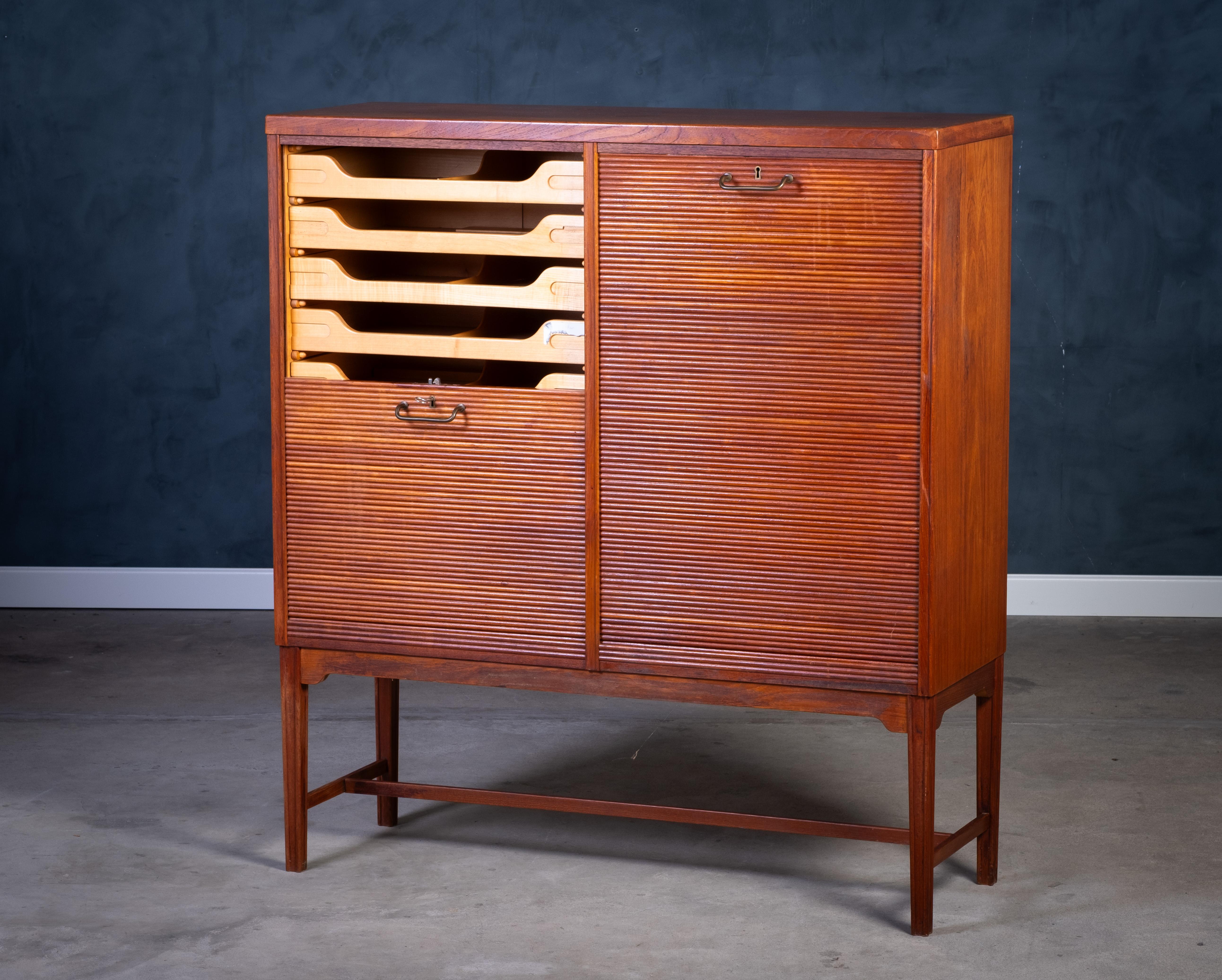 Tambourschrank aus Teakholz mit Messinggriff, dänisches Design, 1960er Jahre (Dänisch) im Angebot