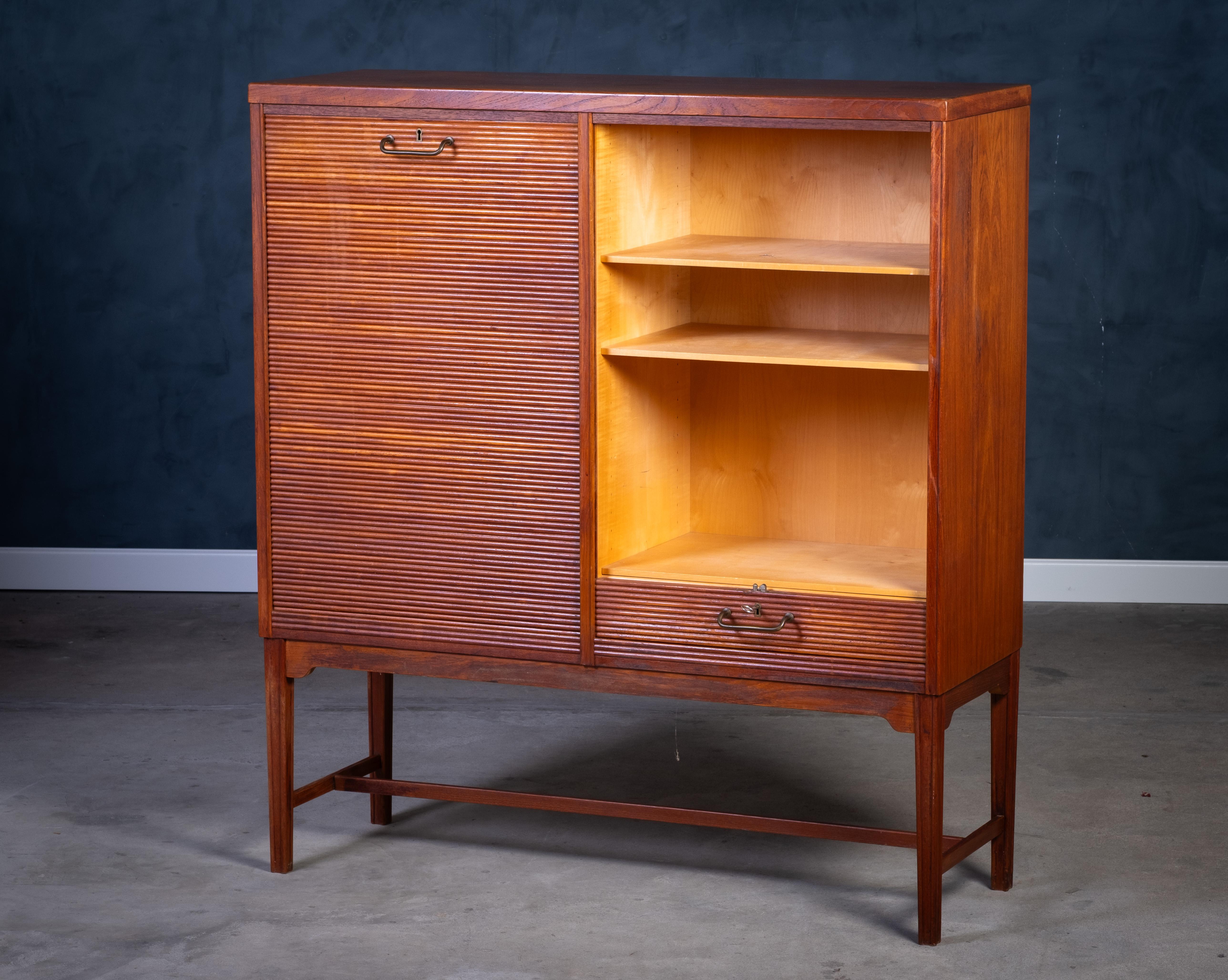 Tambourschrank aus Teakholz mit Messinggriff, dänisches Design, 1960er Jahre im Zustand „Gut“ im Angebot in Nørre Aaby, DK