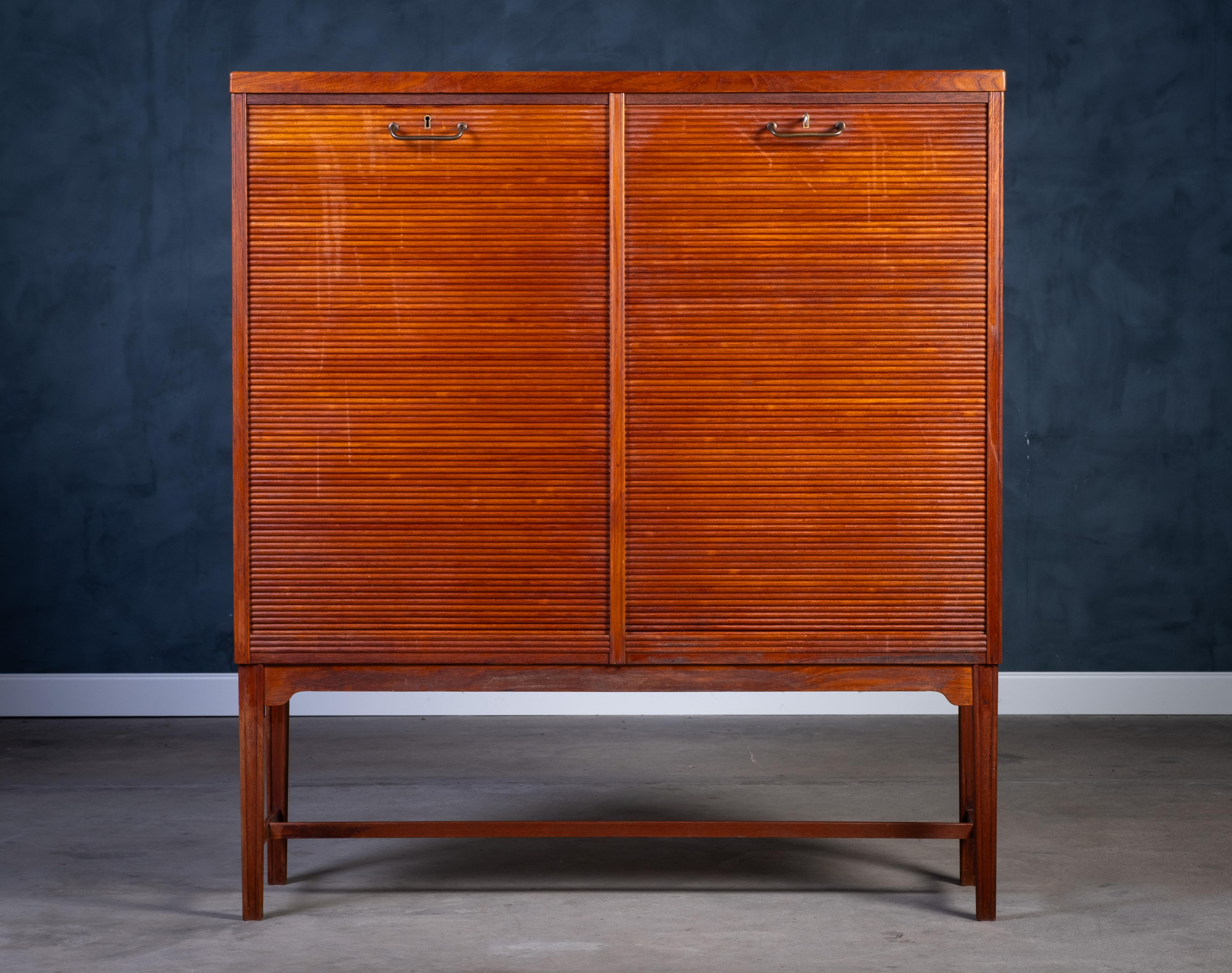 Tambourschrank aus Teakholz mit Messinggriff, dänisches Design, 1960er Jahre (Mitte des 20. Jahrhunderts) im Angebot