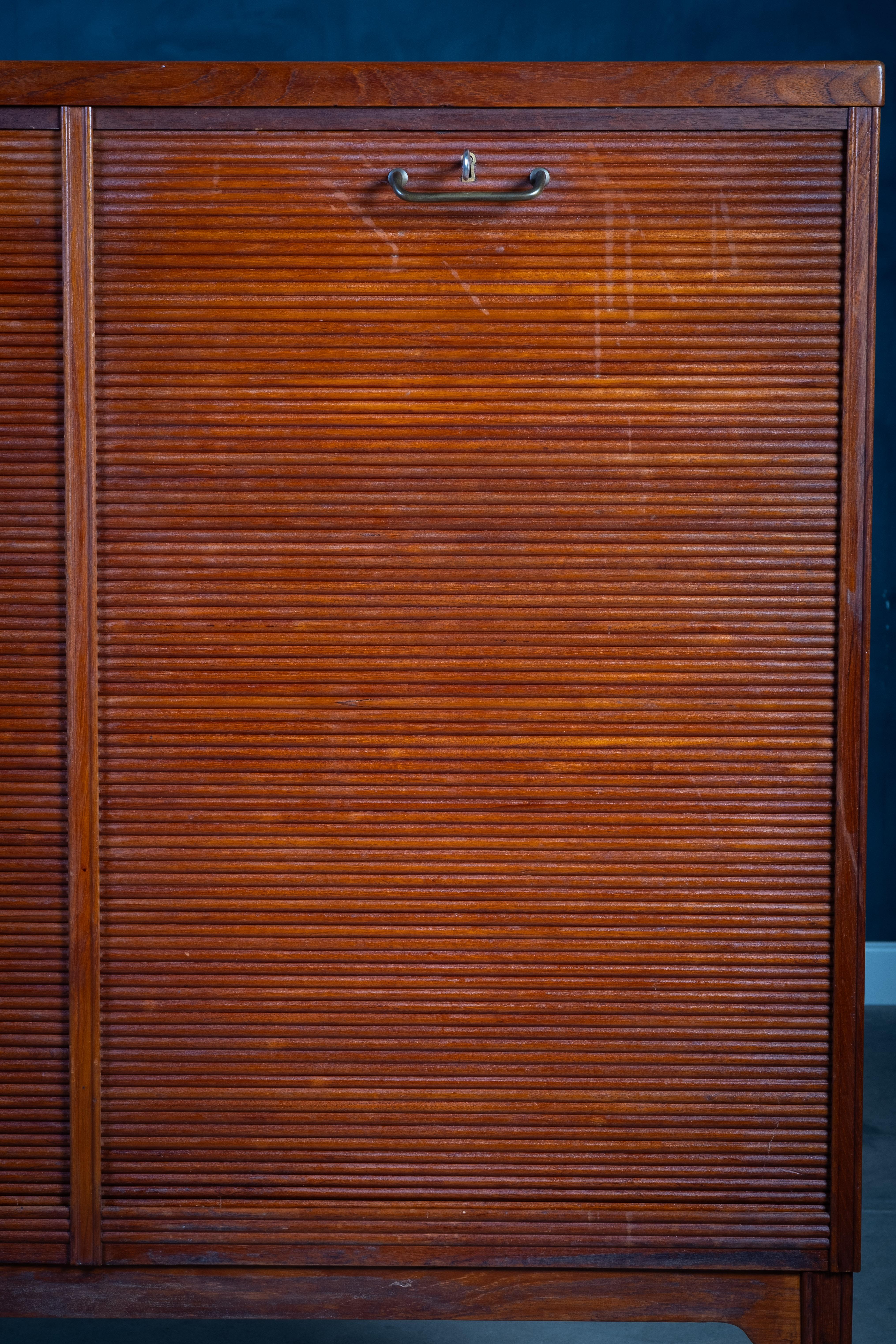 Tambourschrank aus Teakholz mit Messinggriff, dänisches Design, 1960er Jahre im Angebot 1