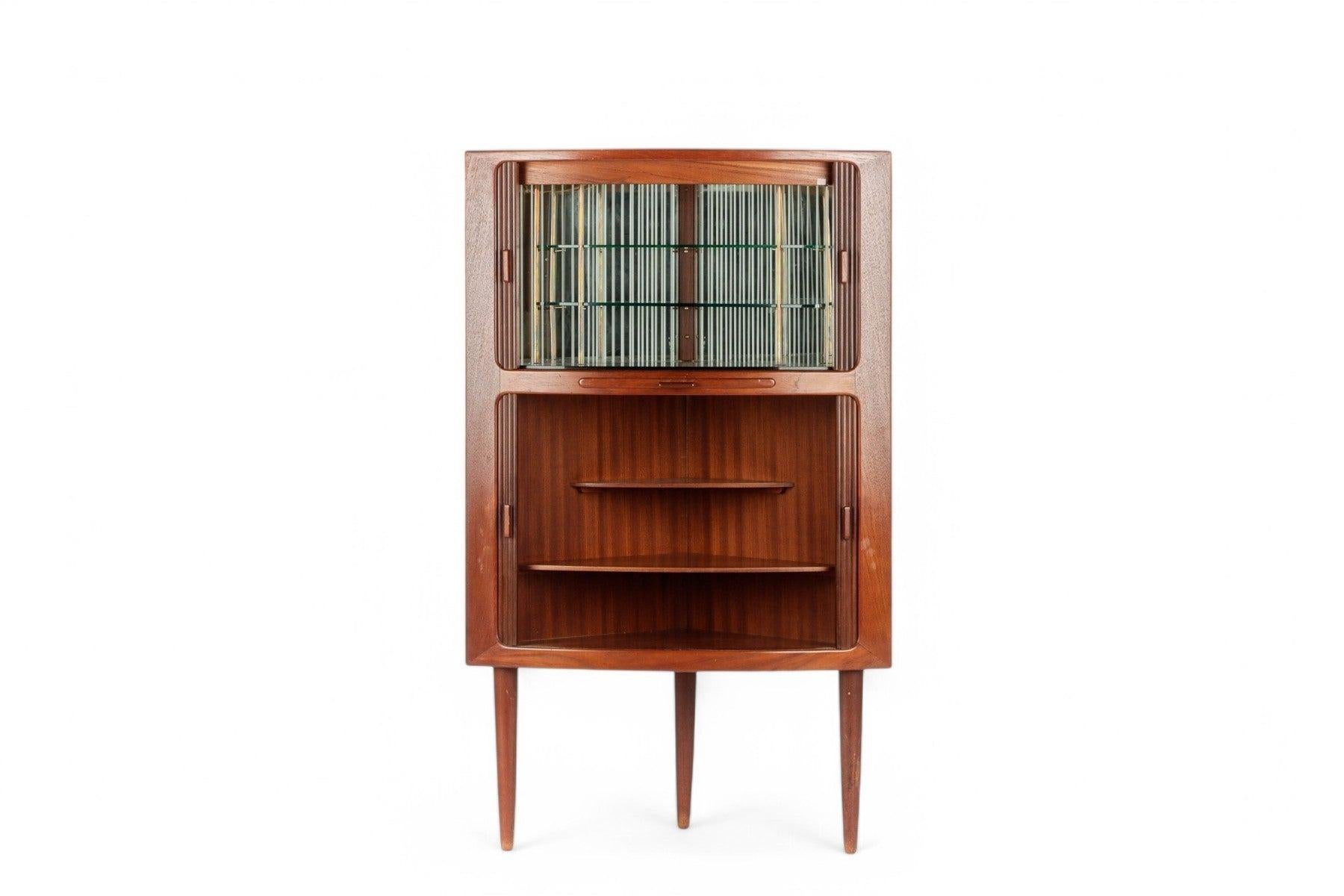 Mid-Century Modern Meuble d'angle à porte tambour en teck avec barre en miroir en vente