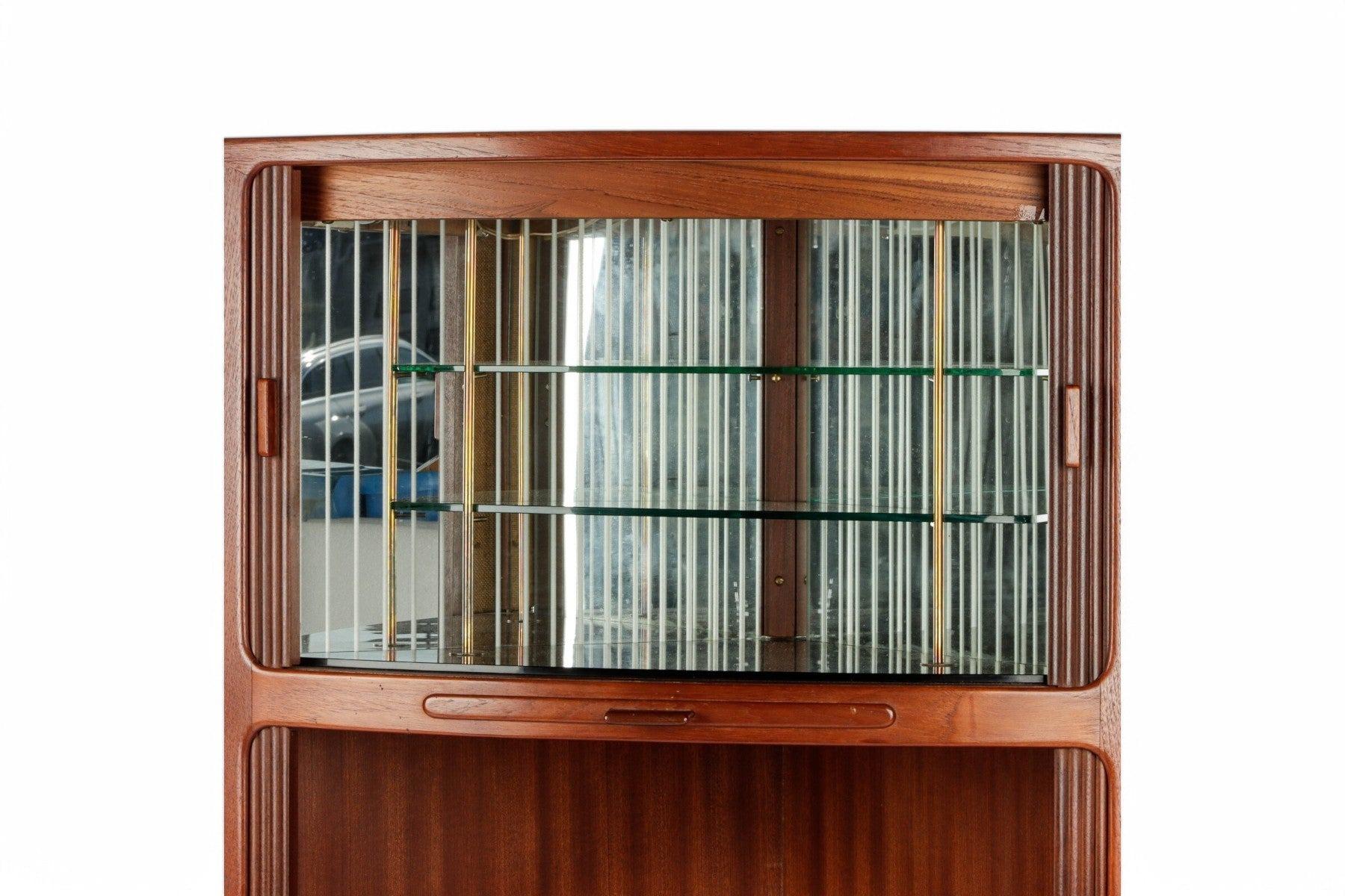 Danois Meuble d'angle à porte tambour en teck avec barre en miroir en vente
