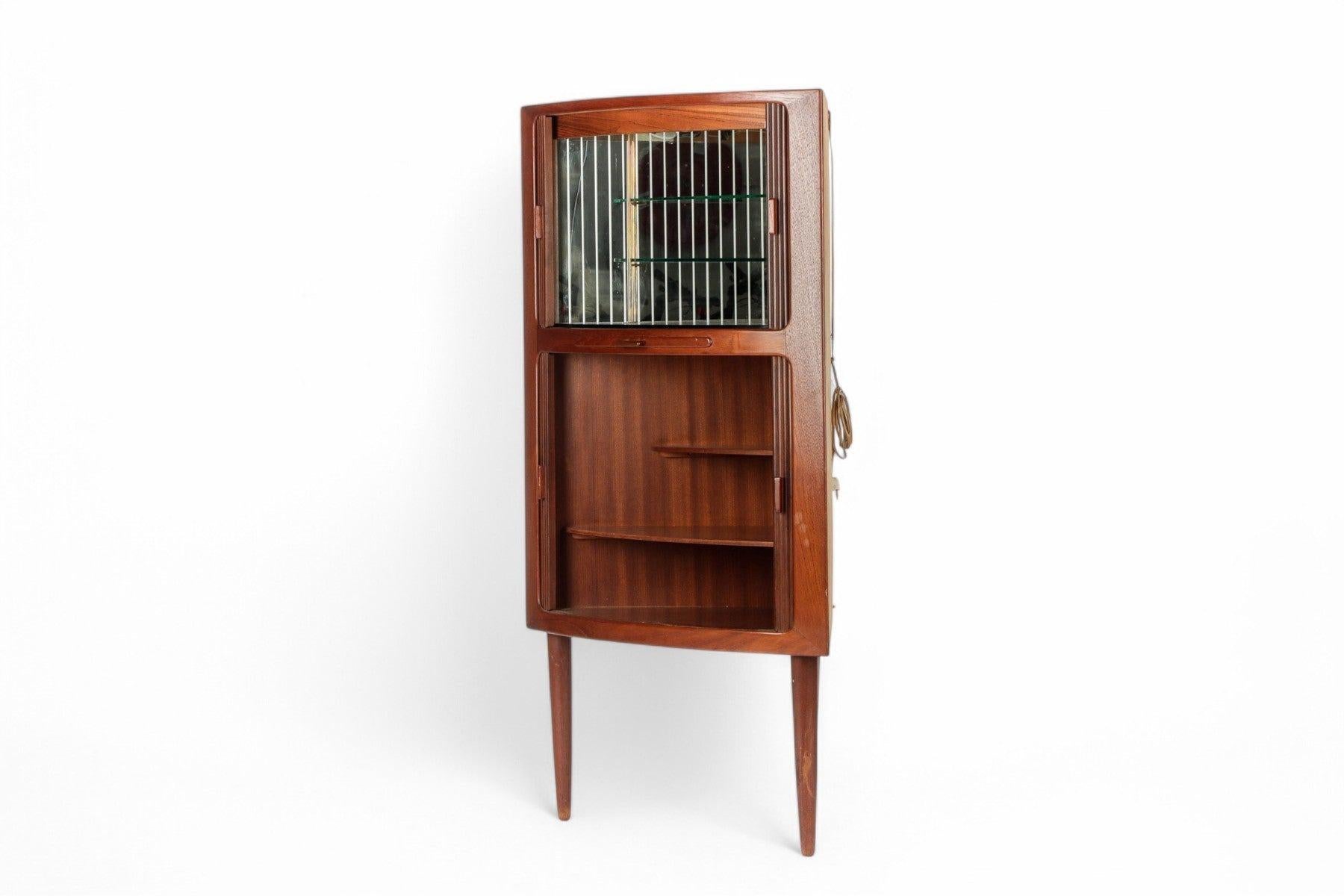 Meuble d'angle à porte tambour en teck avec barre en miroir Bon état - En vente à Berkeley, CA