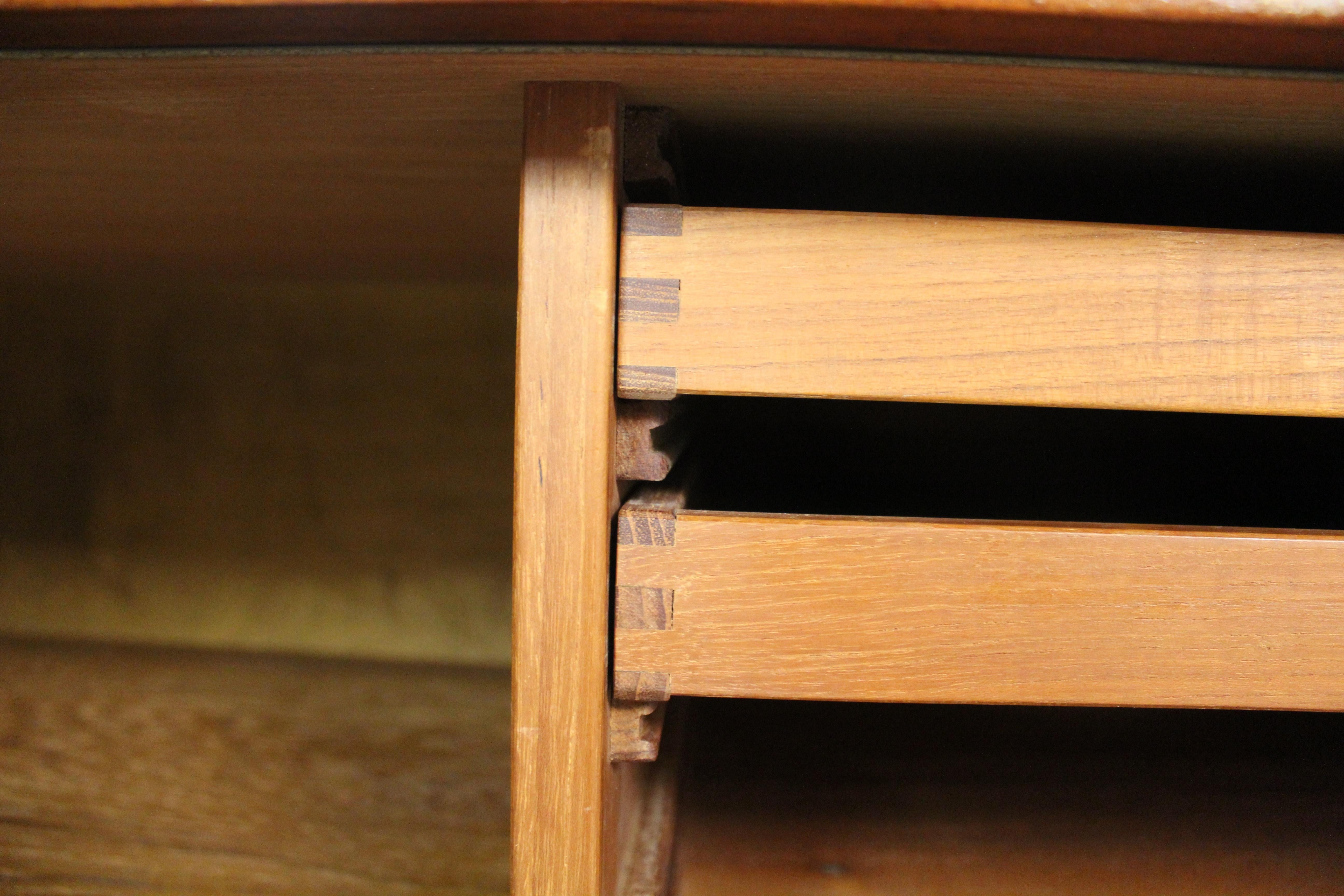 Credenza con porta a tamburo in teak di Jens Quistgard per Lovig Dansk in vendita 3