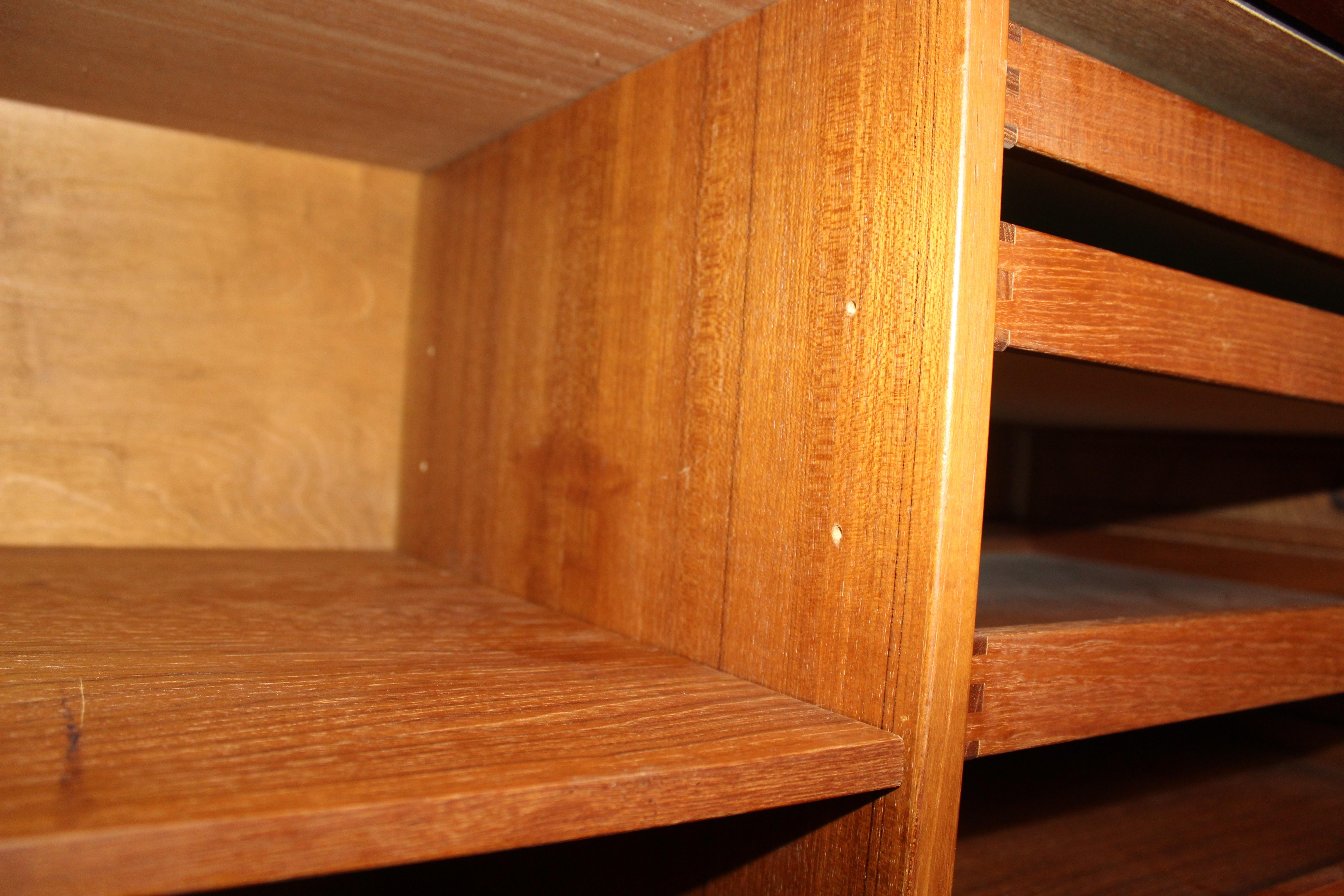Credenza con porta a tamburo in teak di Jens Quistgard per Lovig Dansk in vendita 4
