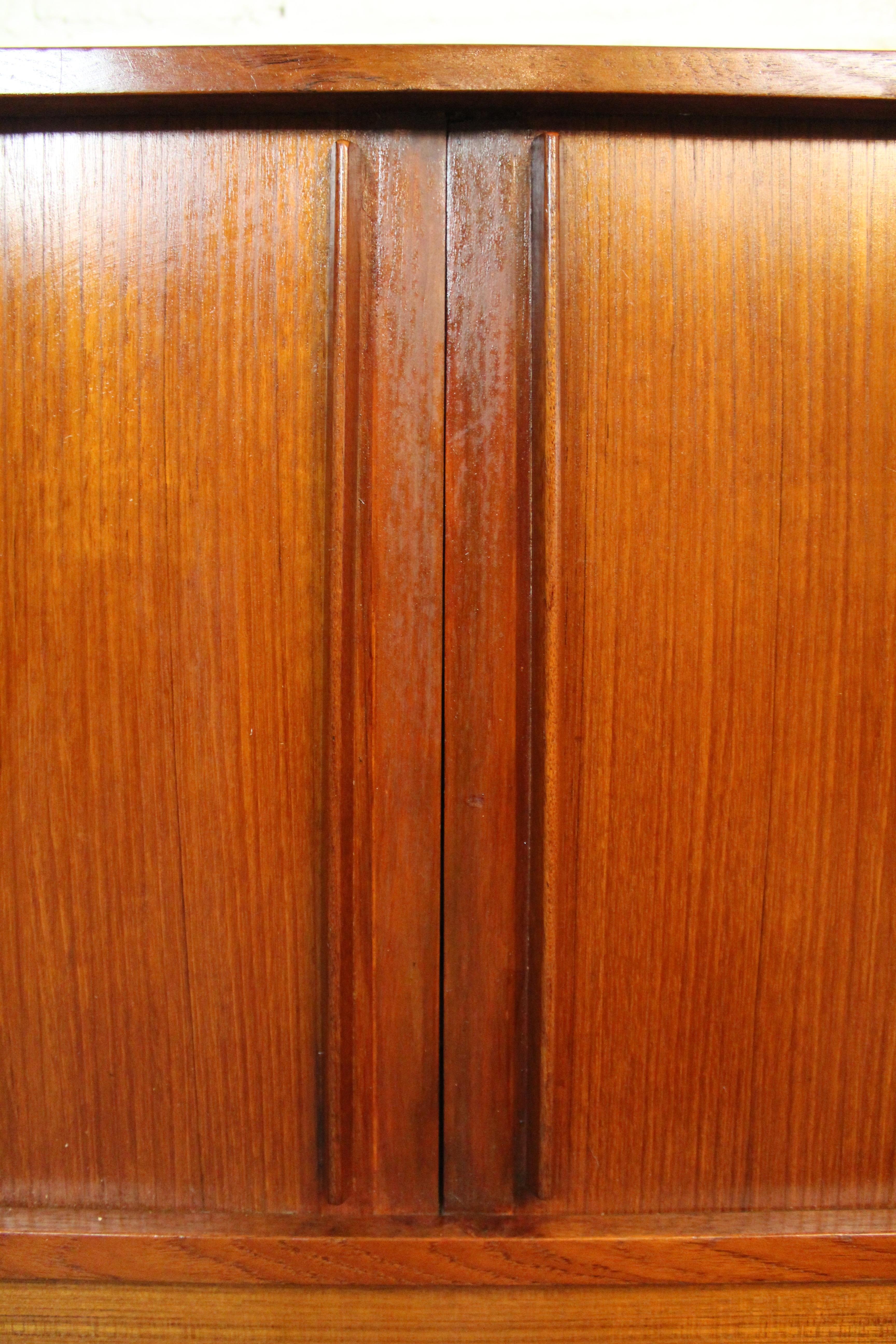 Credenza con porta a tamburo in teak di Jens Quistgard per Lovig Dansk in vendita 6