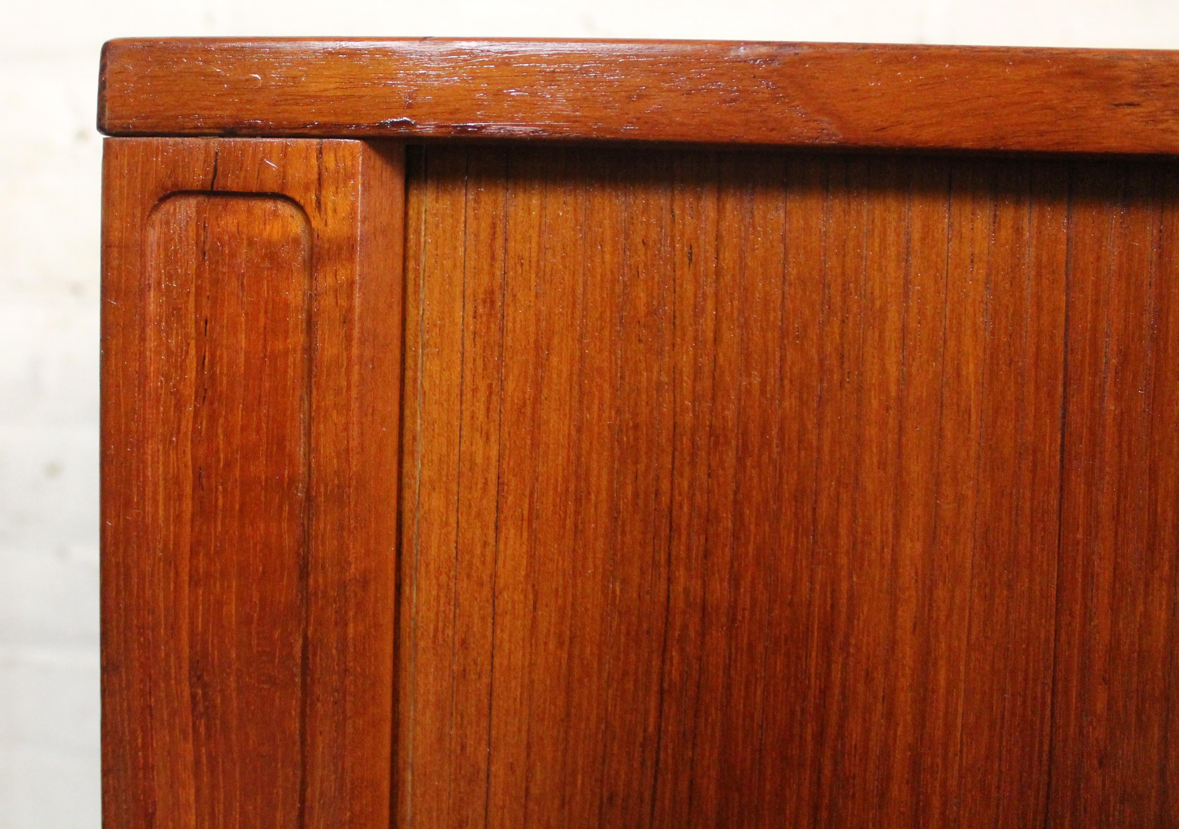 Credenza con porta a tamburo in teak di Jens Quistgard per Lovig Dansk in vendita 9