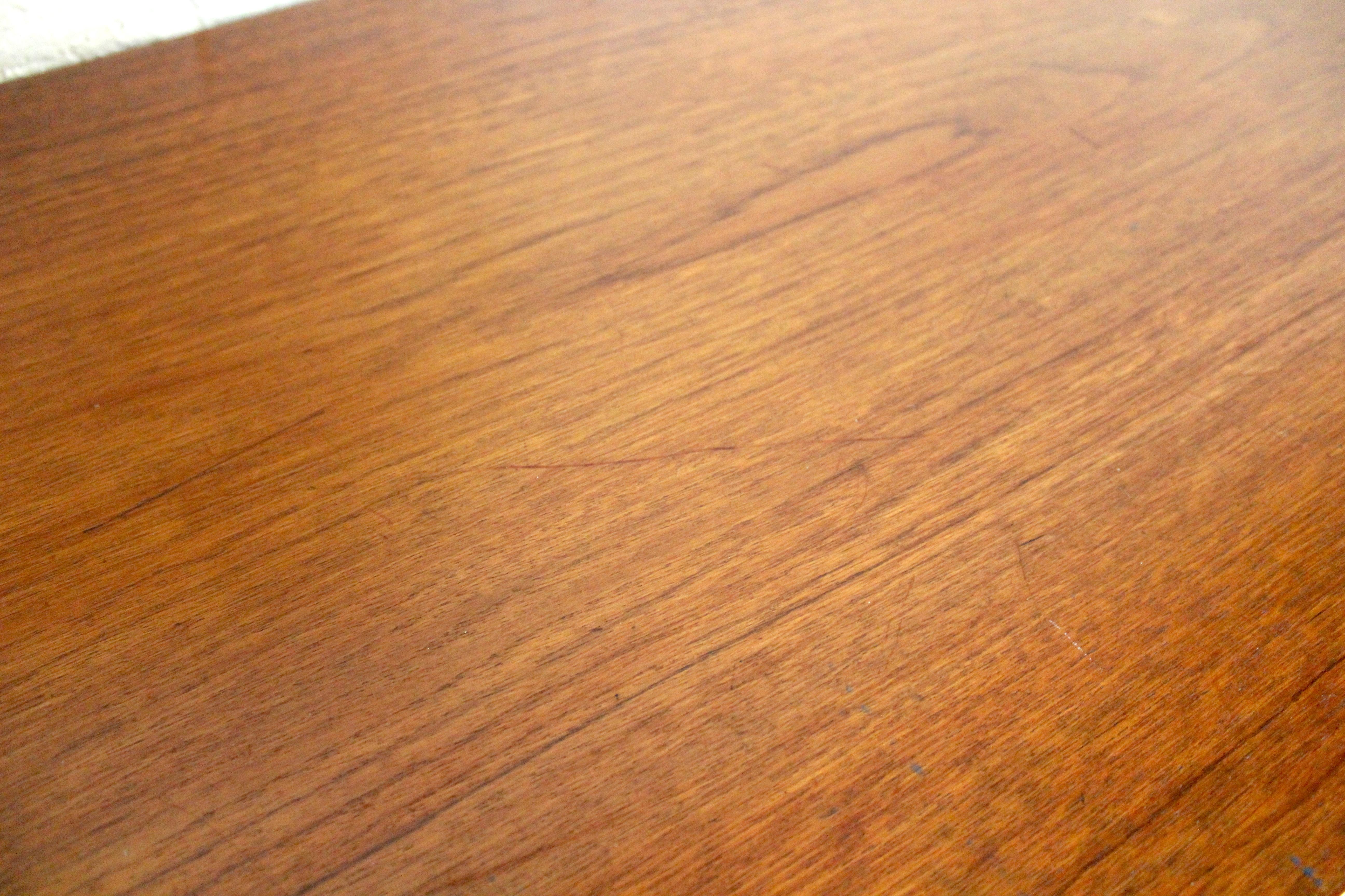 Credenza con porta a tamburo in teak di Jens Quistgard per Lovig Dansk in vendita 11