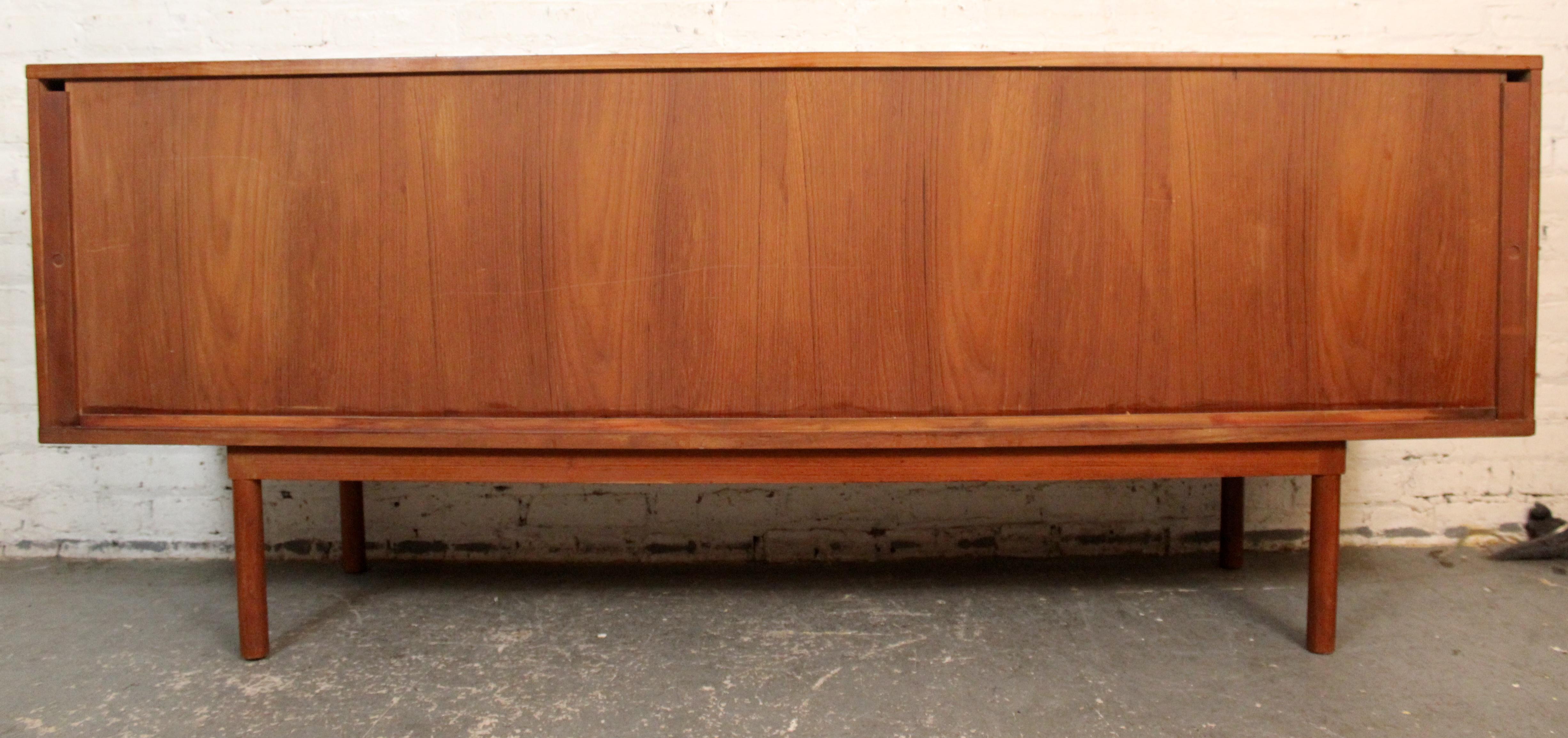 Credenza con porta a tamburo in teak di Jens Quistgard per Lovig Dansk in vendita 12