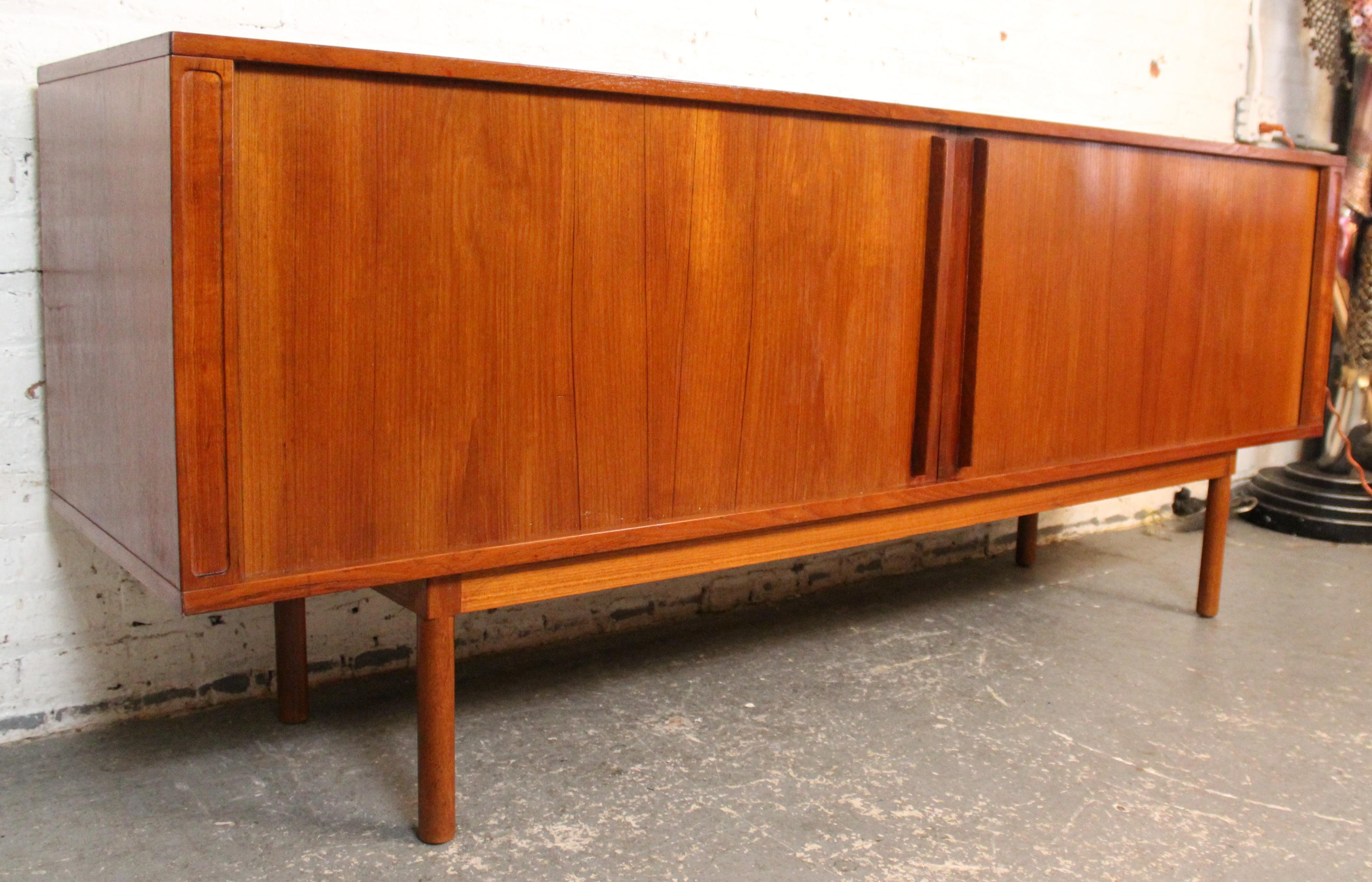 Mid-Century moderno Credenza con porta a tamburo in teak di Jens Quistgard per Lovig Dansk in vendita