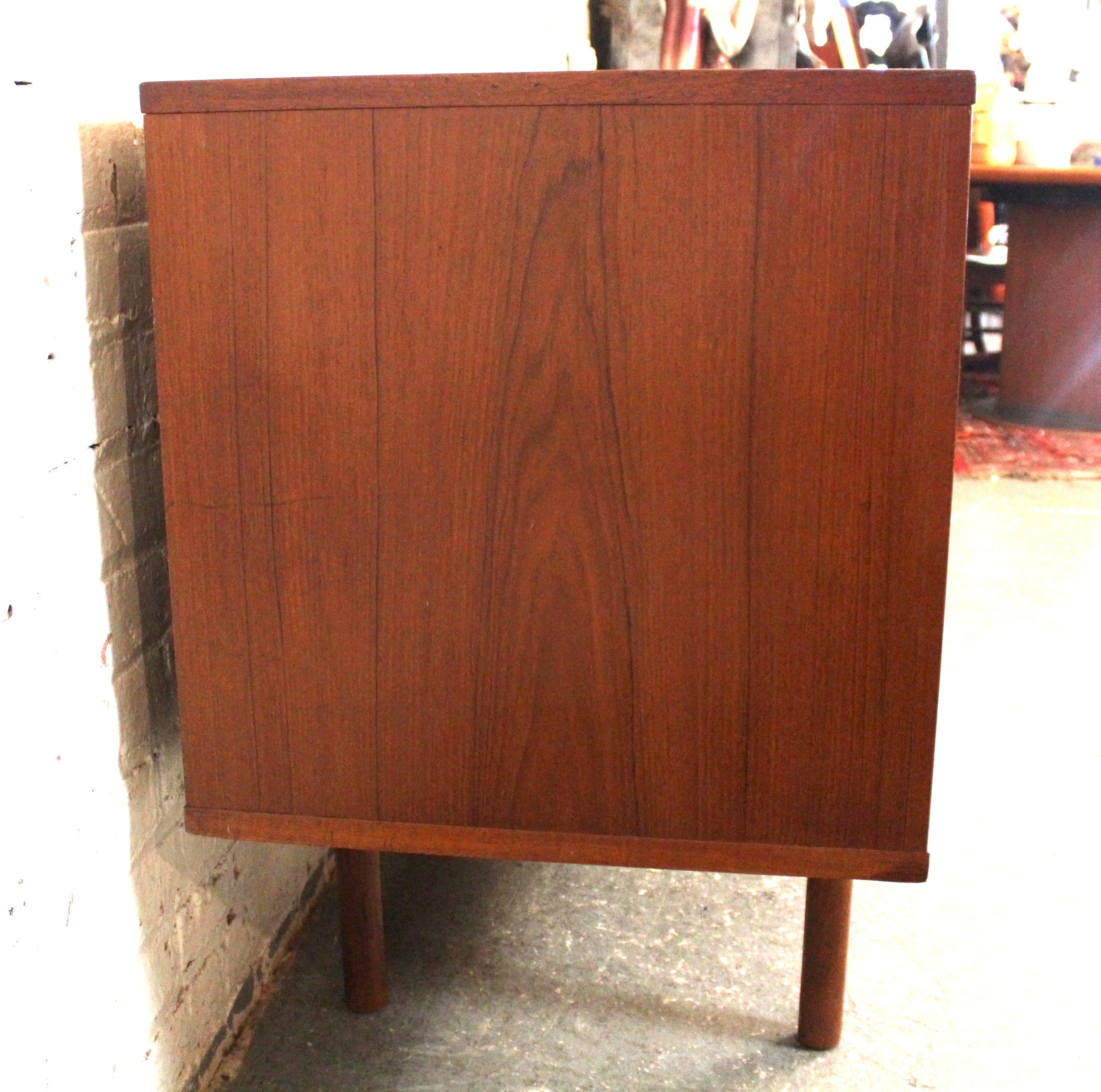 Danese Credenza con porta a tamburo in teak di Jens Quistgard per Lovig Dansk in vendita