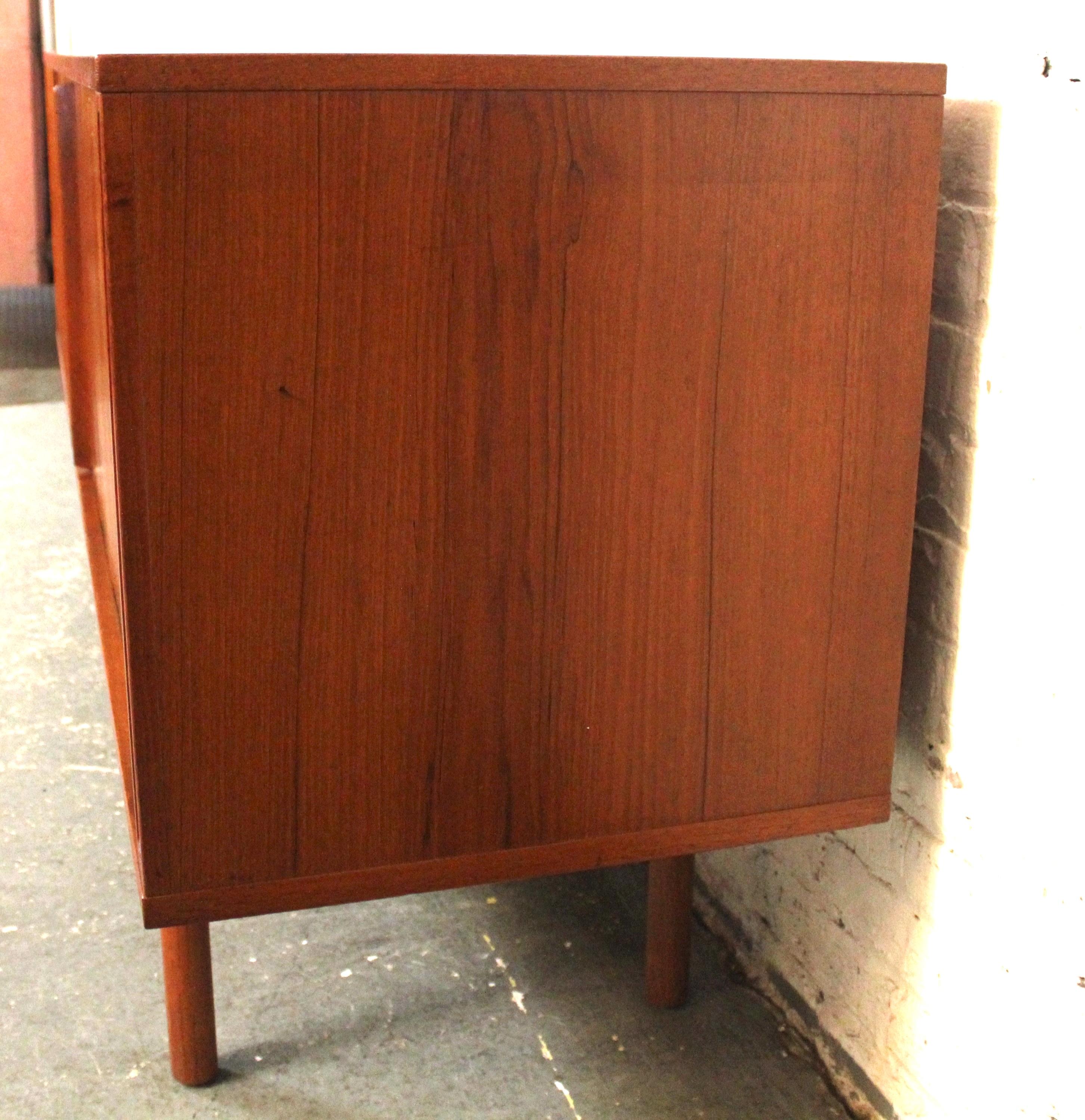 Credenza con porta a tamburo in teak di Jens Quistgard per Lovig Dansk In condizioni buone in vendita a Brooklyn, NY