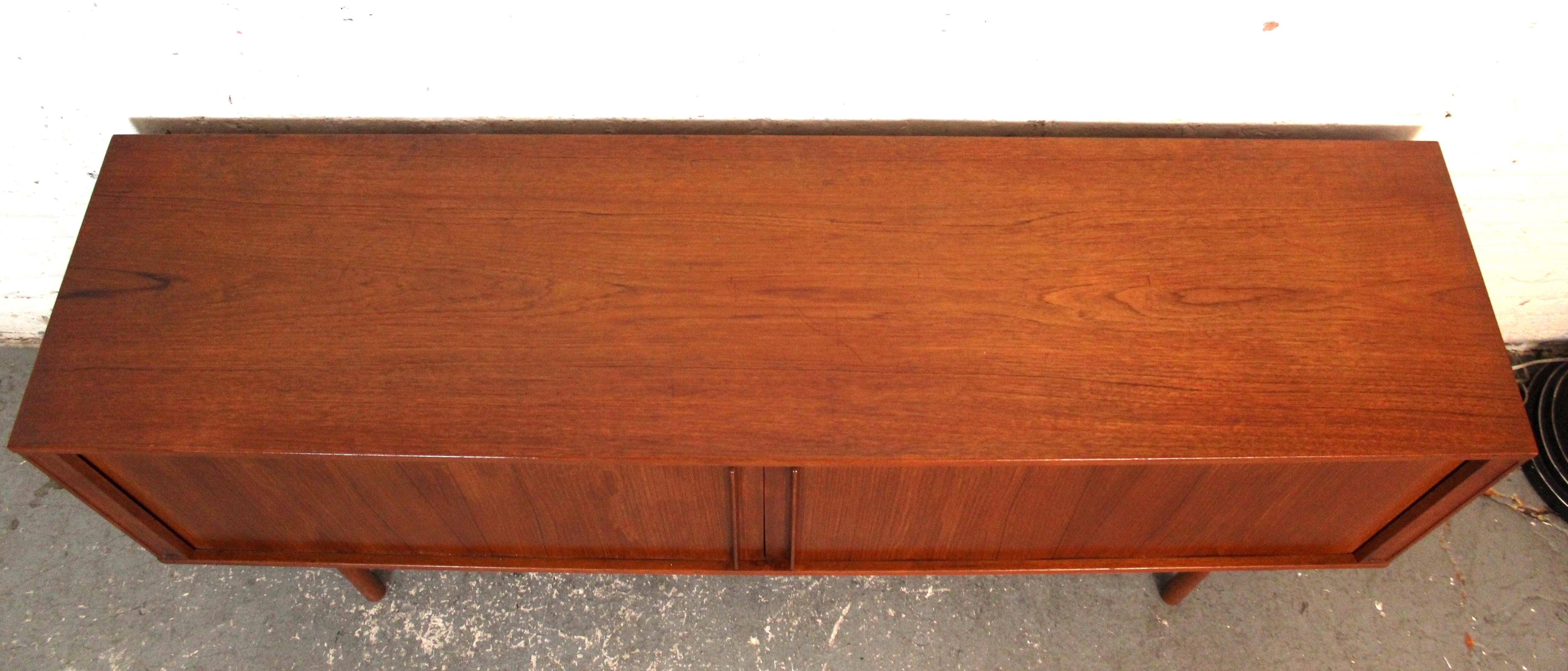 XX secolo Credenza con porta a tamburo in teak di Jens Quistgard per Lovig Dansk in vendita