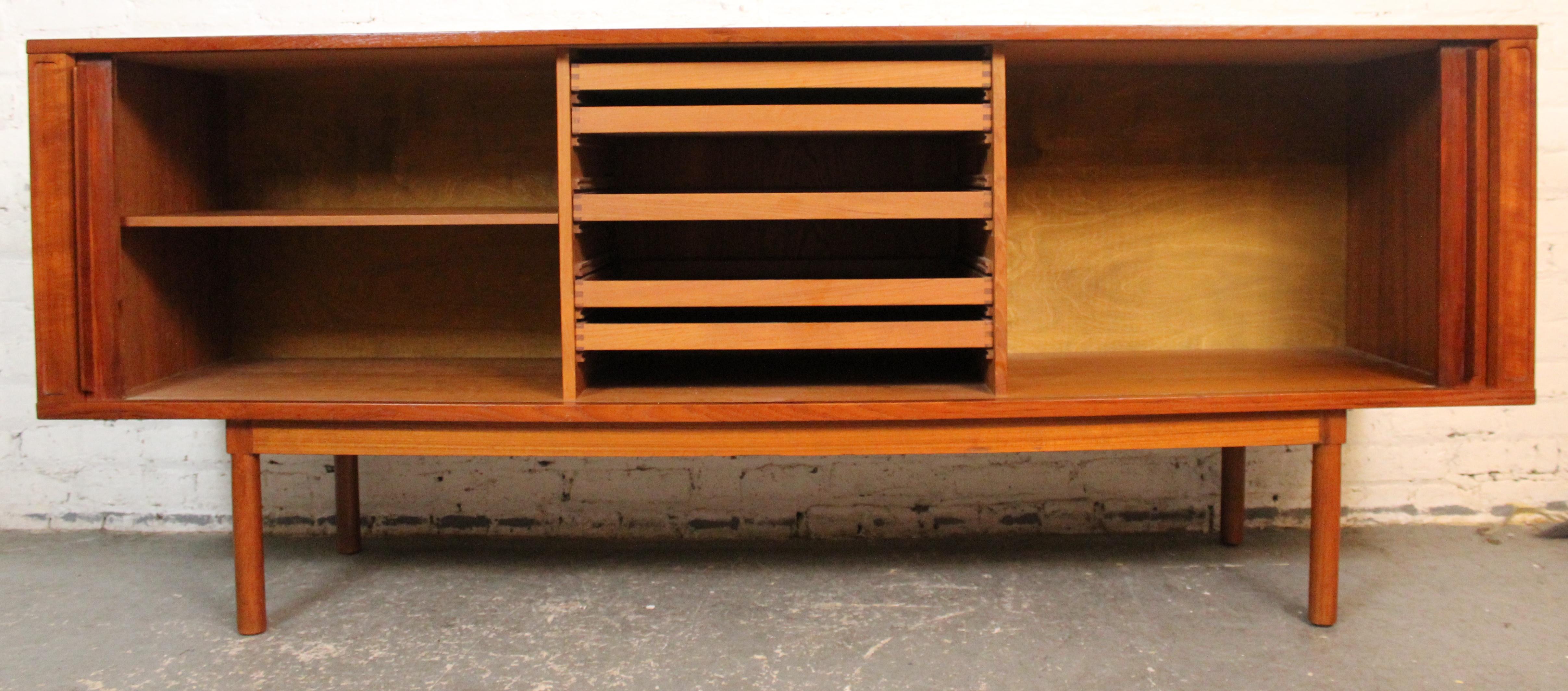 Legno Credenza con porta a tamburo in teak di Jens Quistgard per Lovig Dansk in vendita