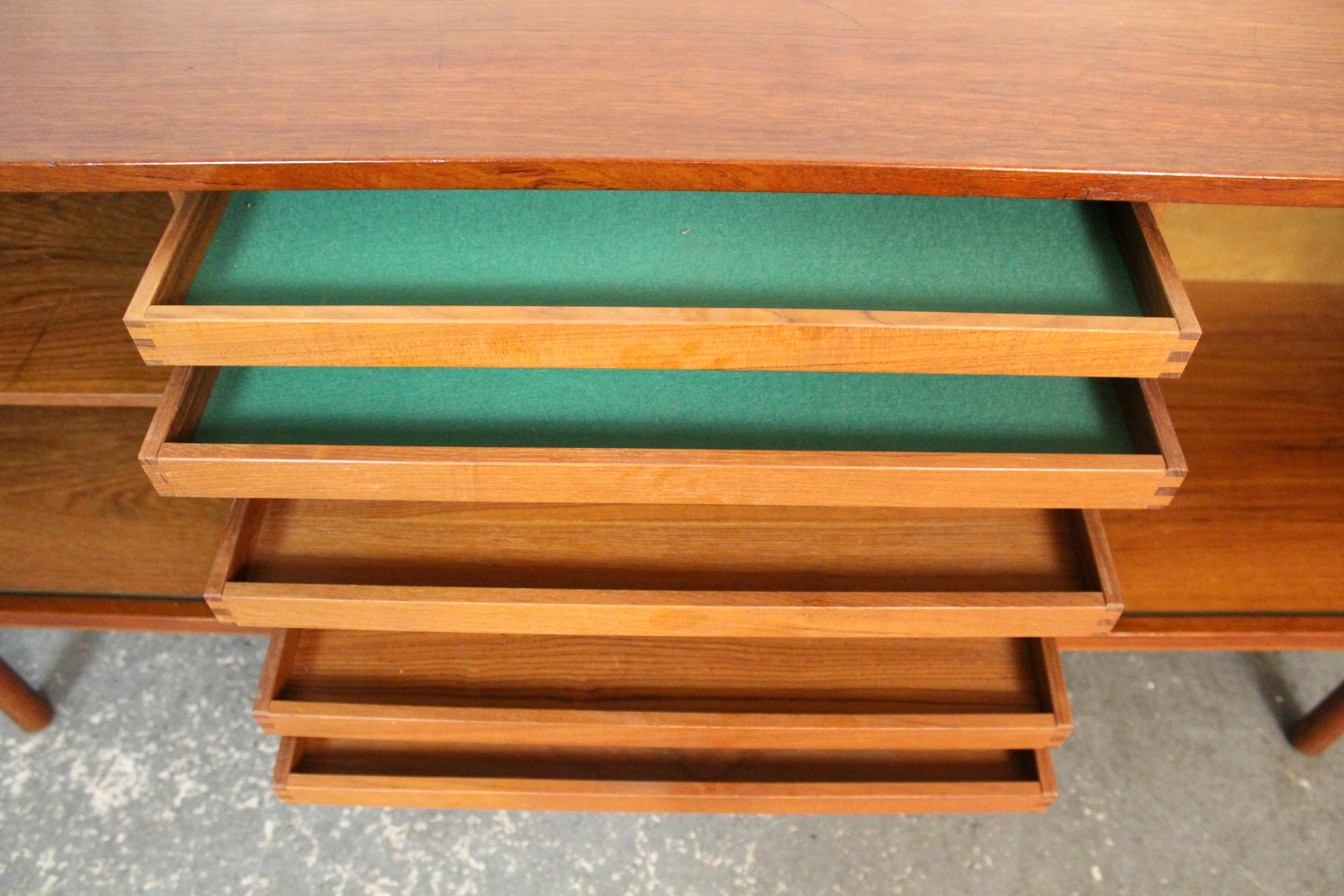 Credenza con porta a tamburo in teak di Jens Quistgard per Lovig Dansk in vendita 1