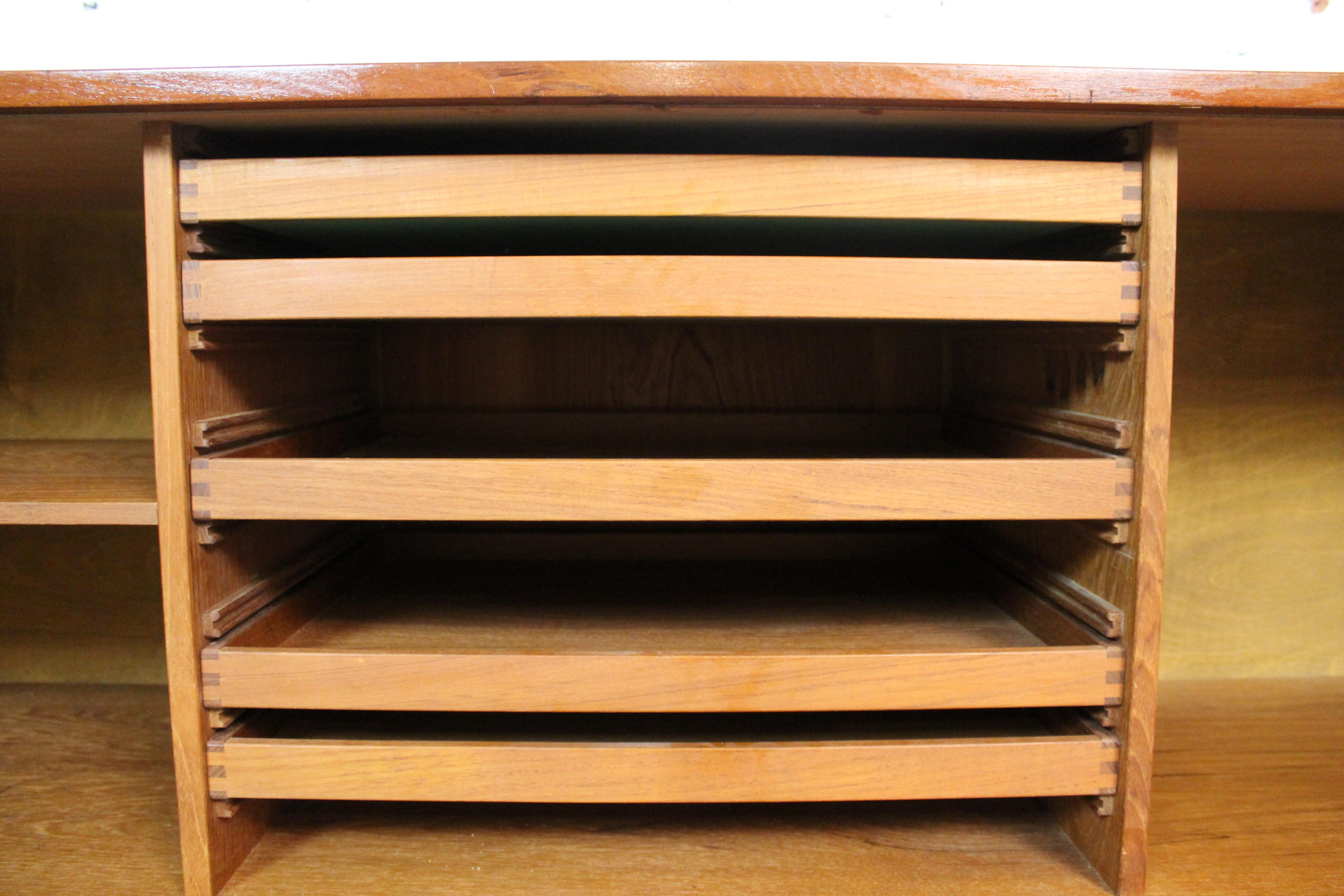 Credenza con porta a tamburo in teak di Jens Quistgard per Lovig Dansk in vendita 2