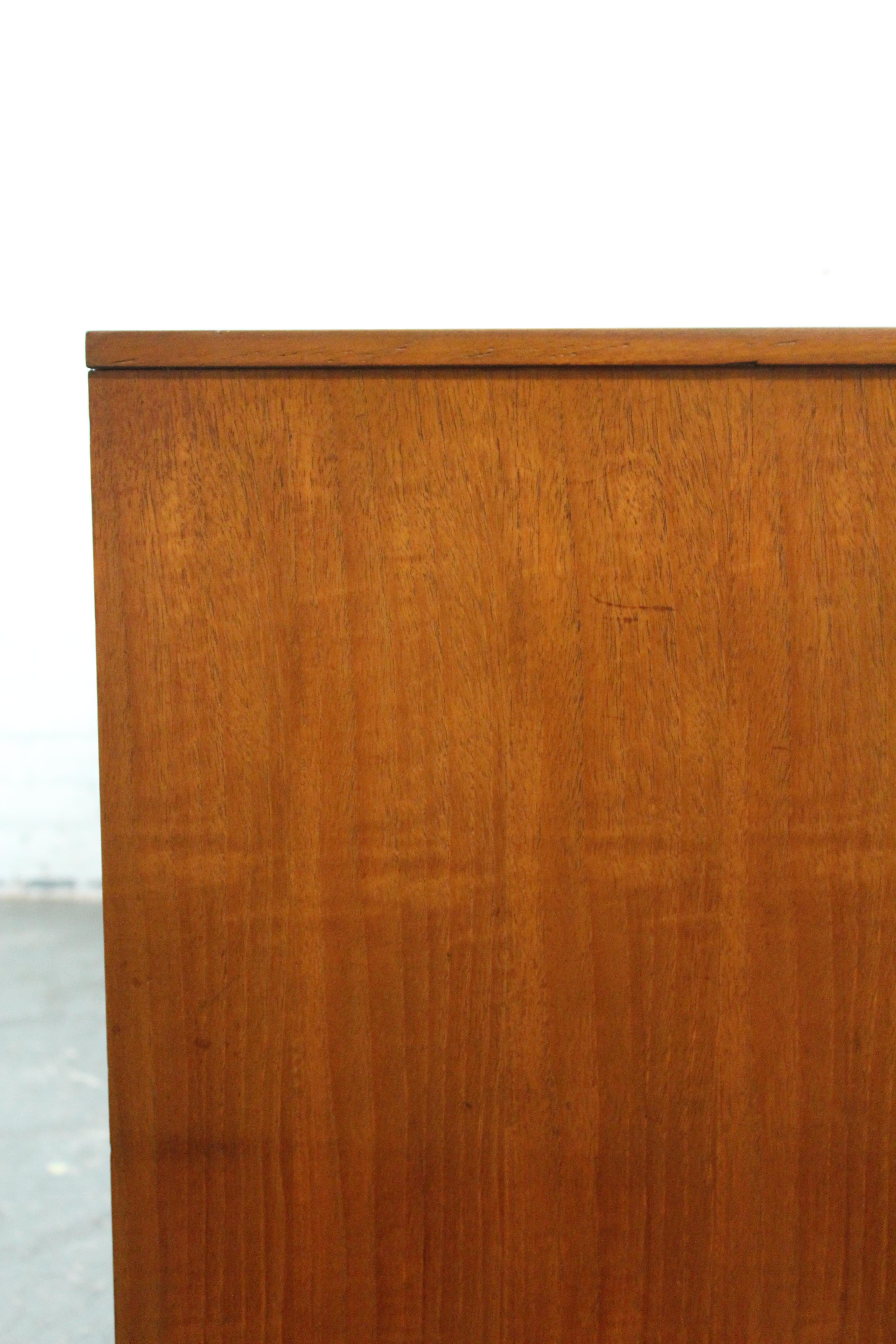 Credenza con anta a tamburo in teak di Austinsuite in vendita 5