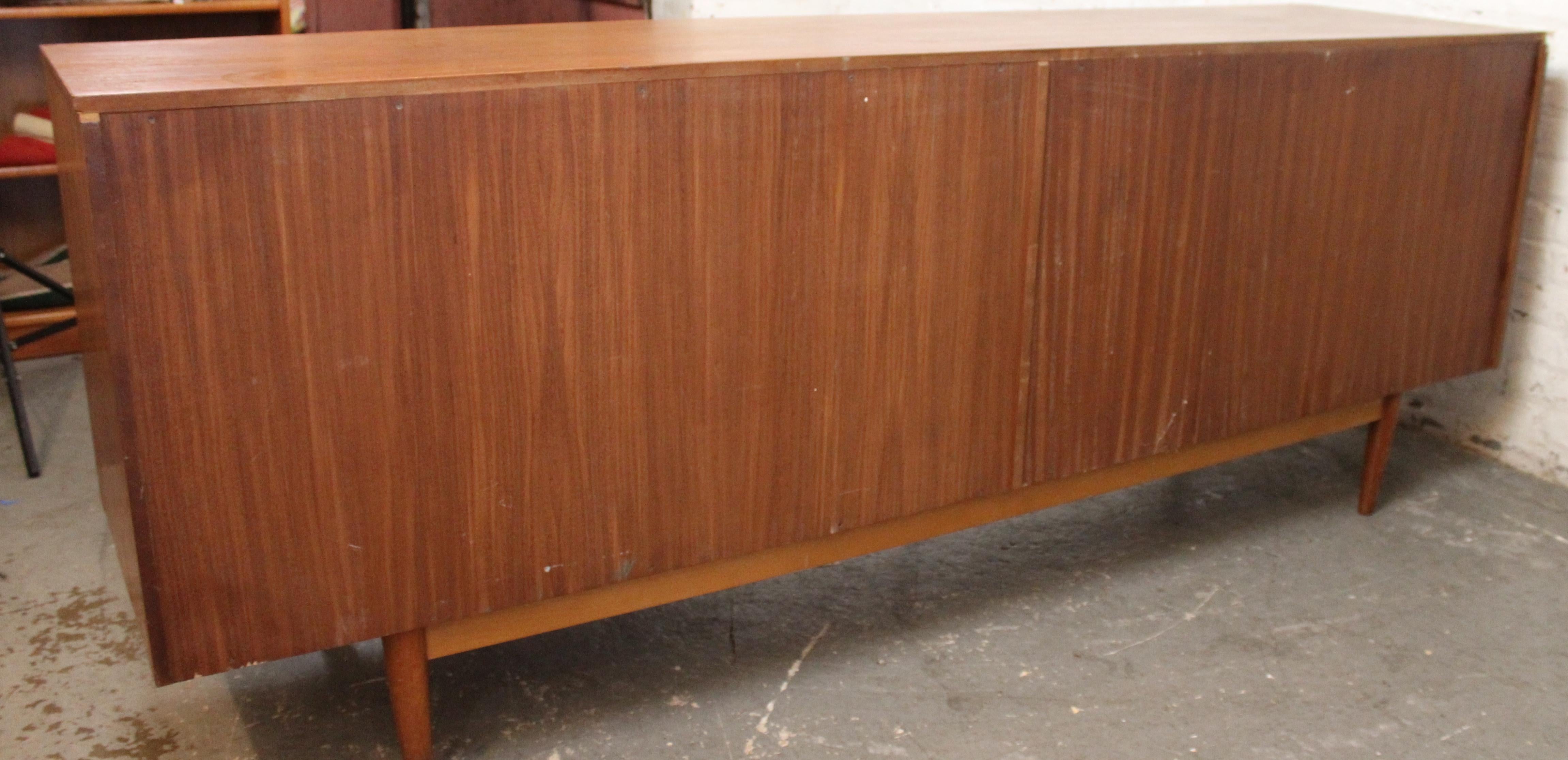 Credenza con anta a tamburo in teak di Austinsuite in vendita 7