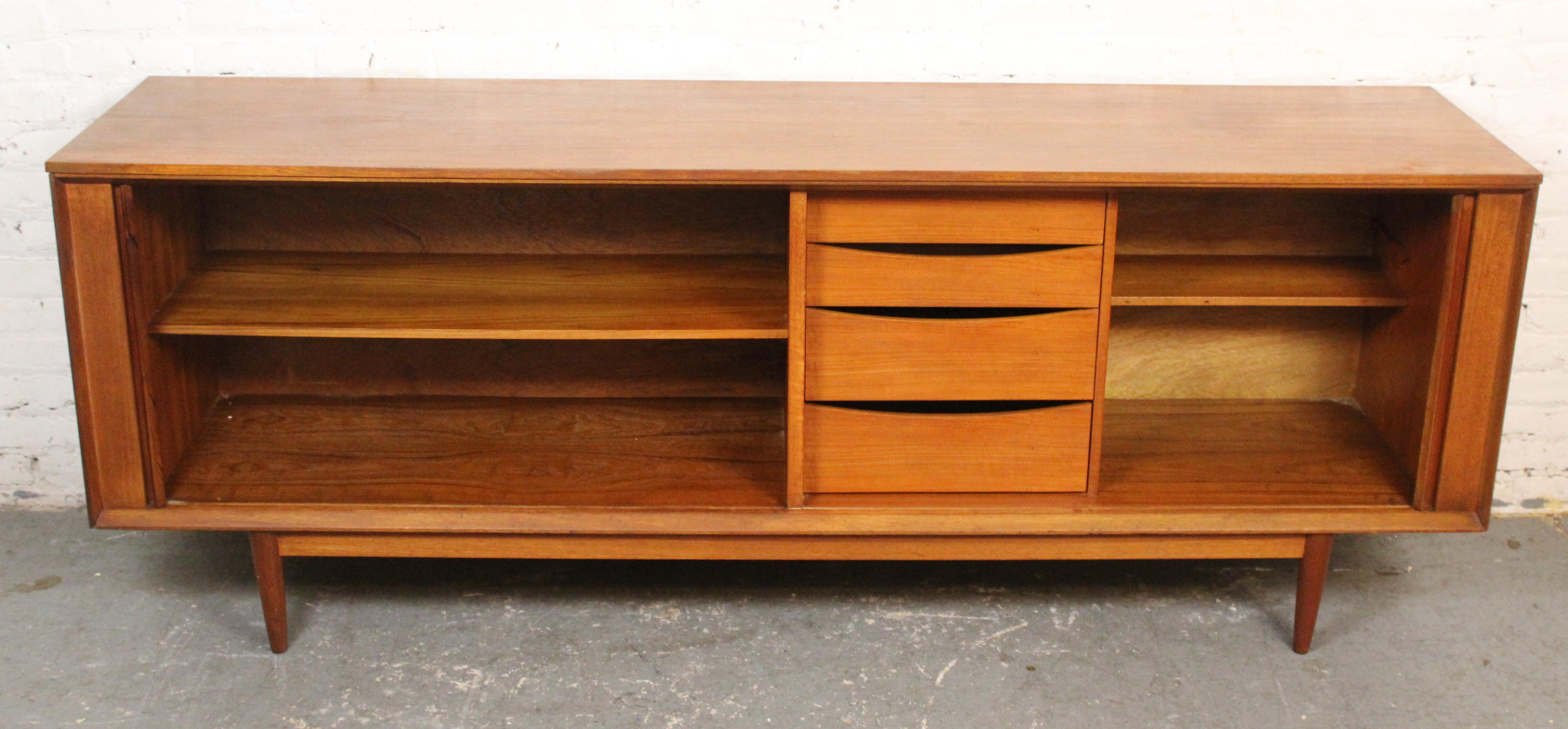 Mid-Century moderno Credenza con anta a tamburo in teak di Austinsuite in vendita