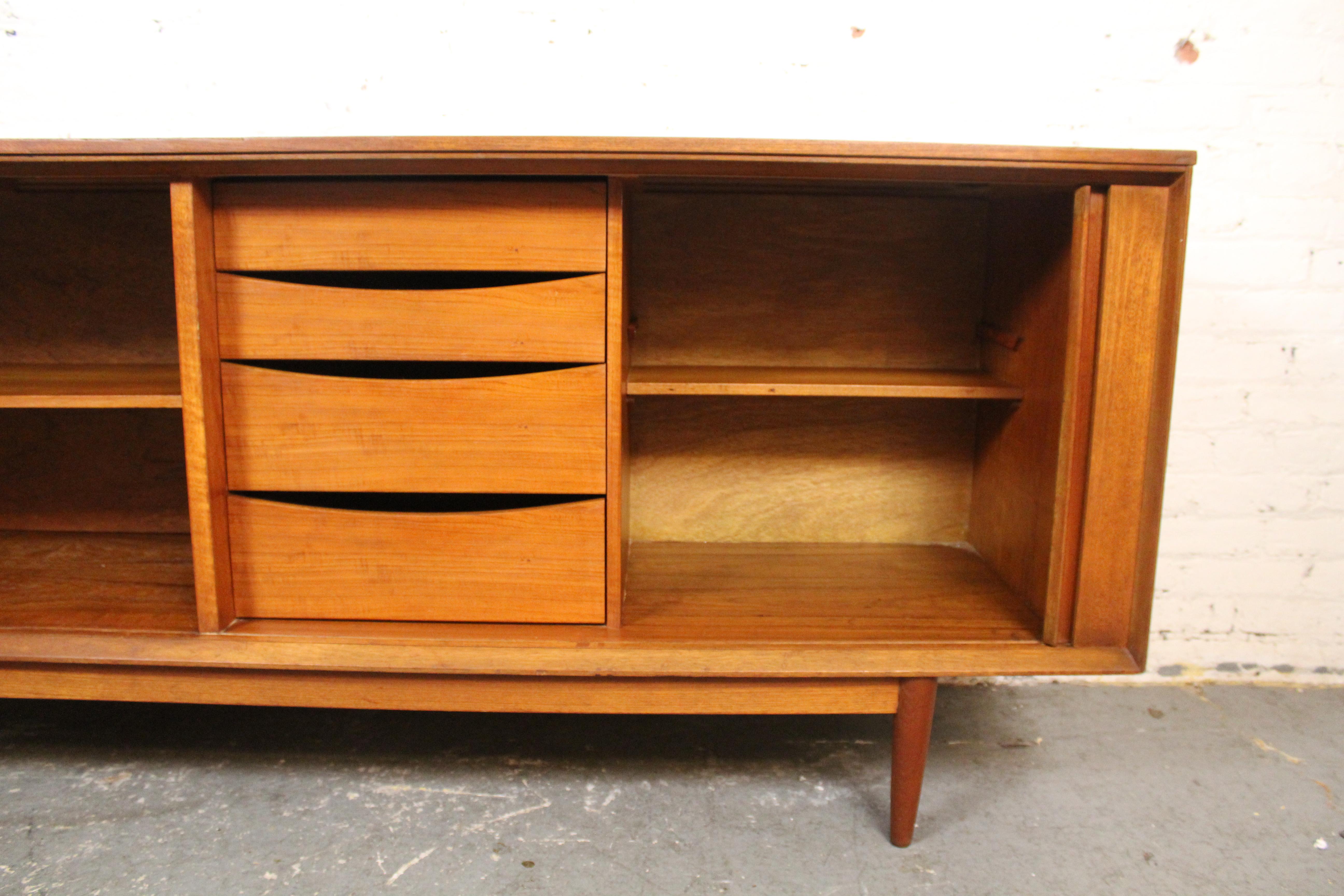 Credenza con anta a tamburo in teak di Austinsuite In condizioni buone in vendita a Brooklyn, NY