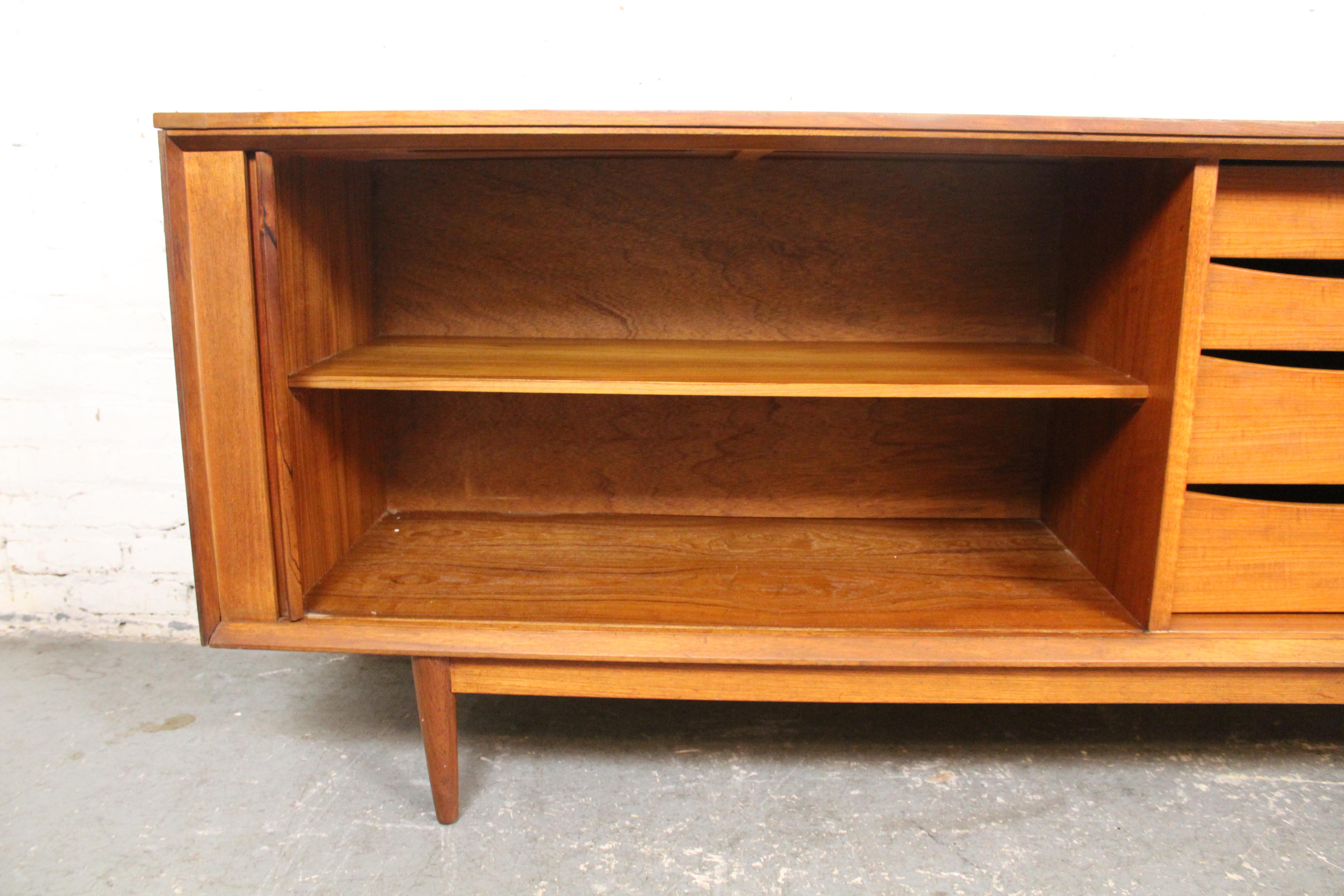 XX secolo Credenza con anta a tamburo in teak di Austinsuite in vendita