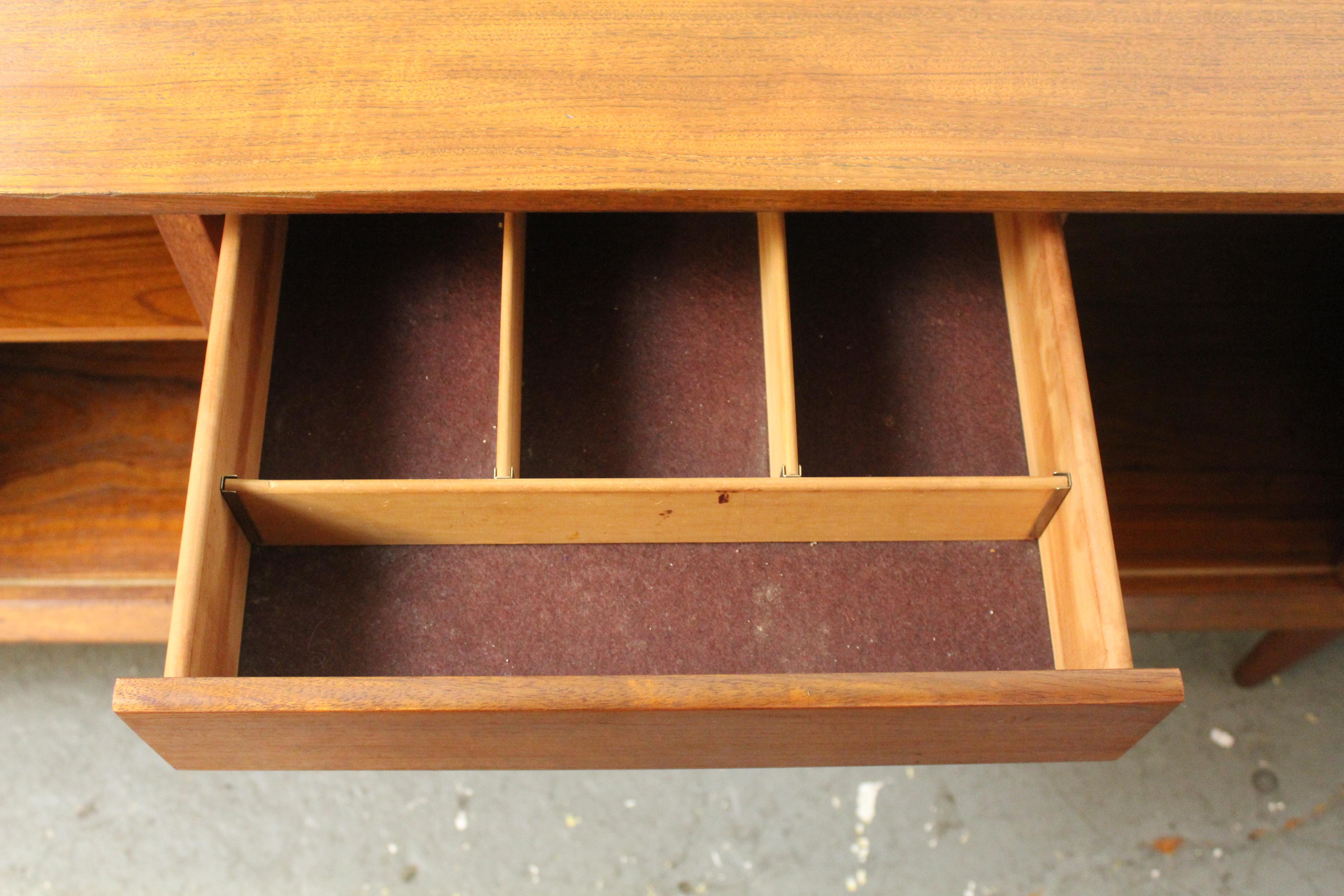 Teak Credenza con anta a tamburo in teak di Austinsuite in vendita