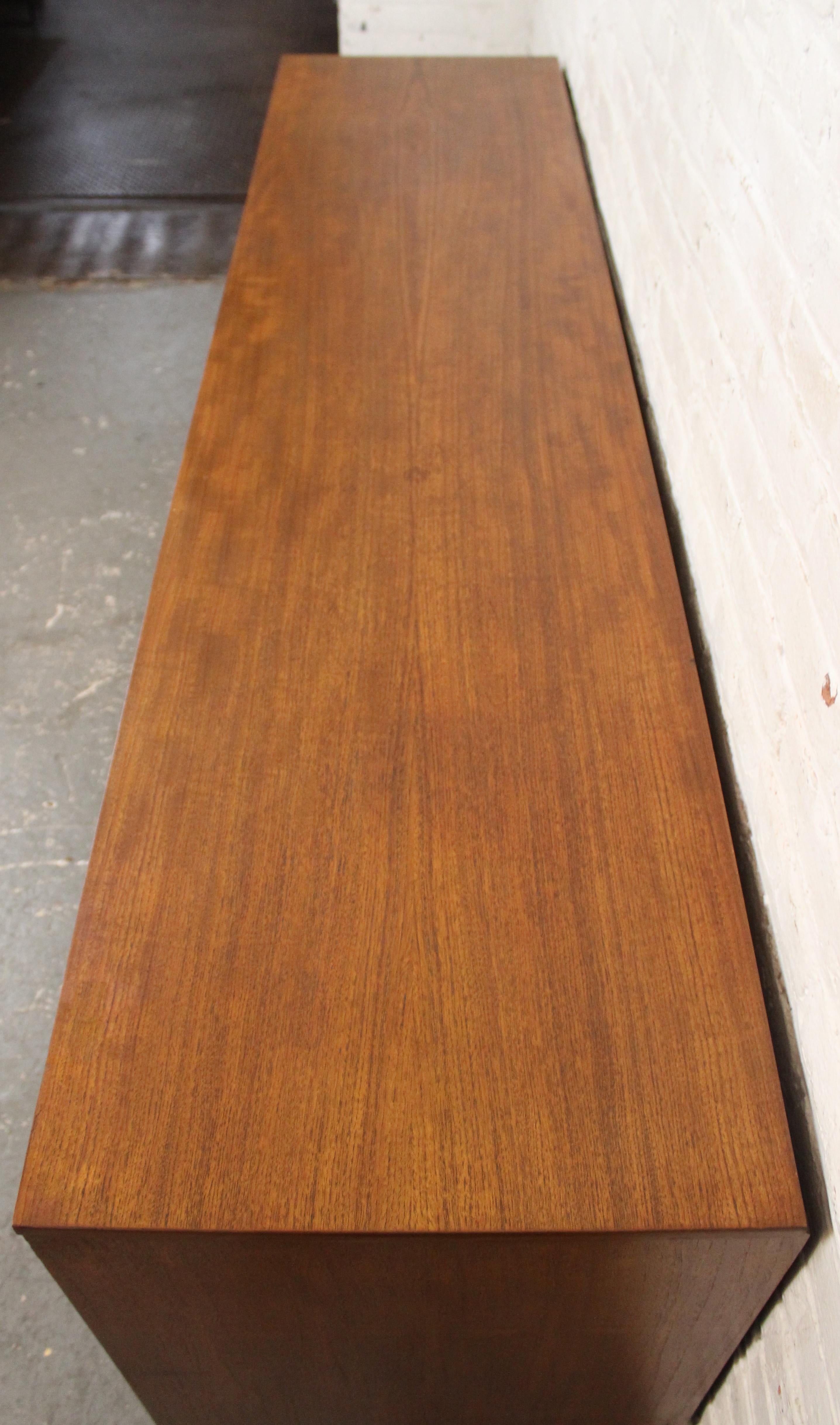 Credenza con anta a tamburo in teak di Austinsuite in vendita 1