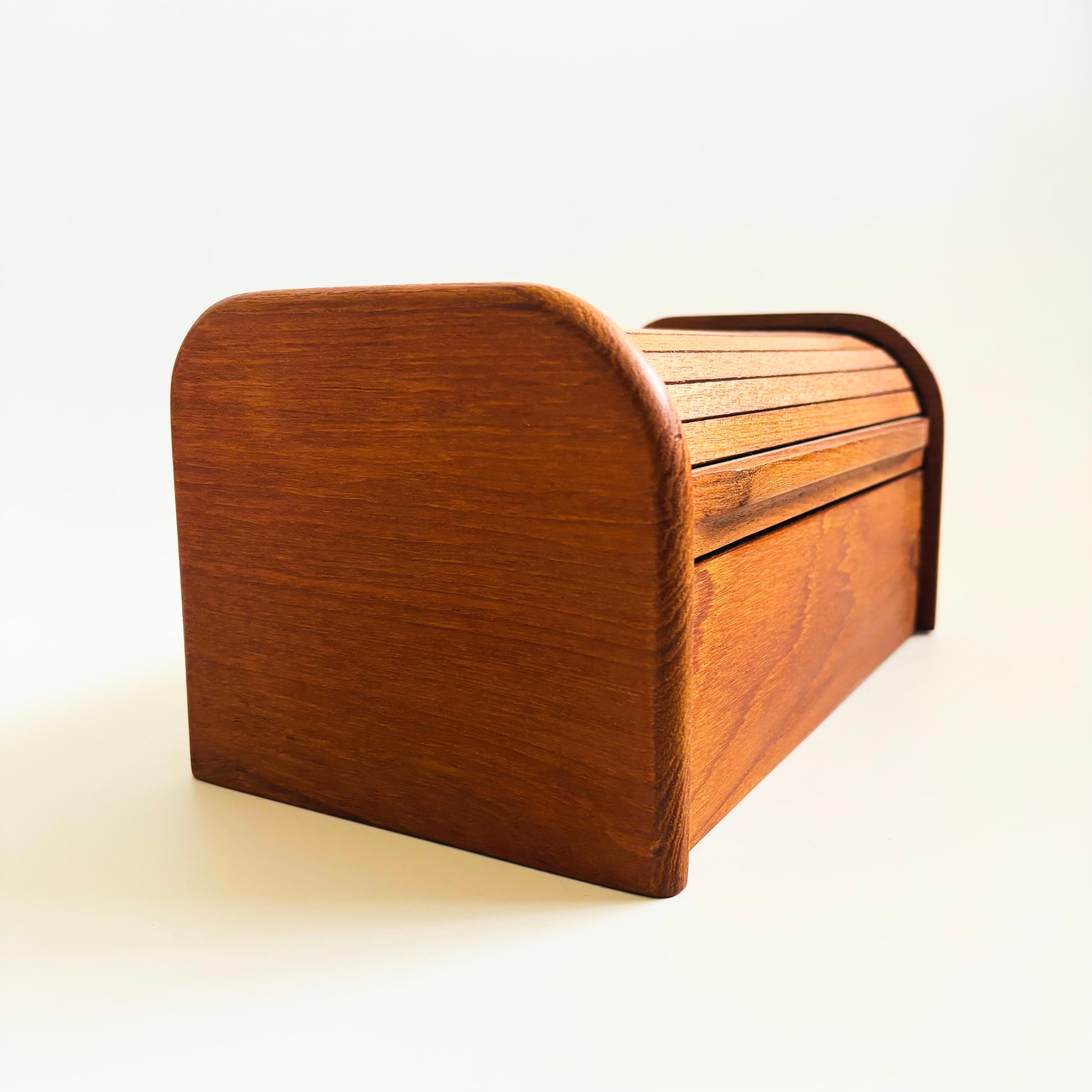 Mid-Century moderno Cassetta portaoggetti con porta a tamburo in teak in vendita