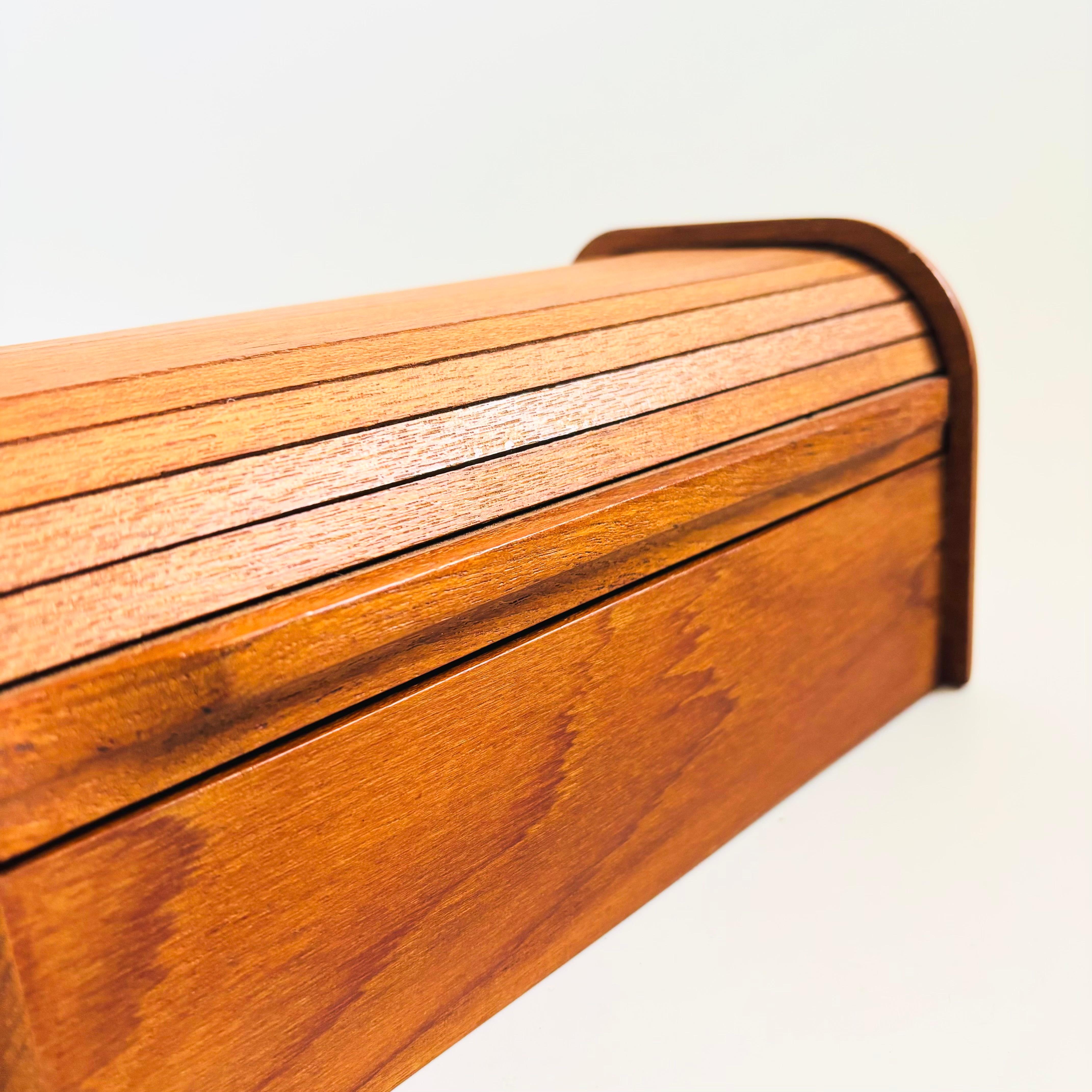 Thailandese Cassetta portaoggetti con porta a tamburo in teak in vendita