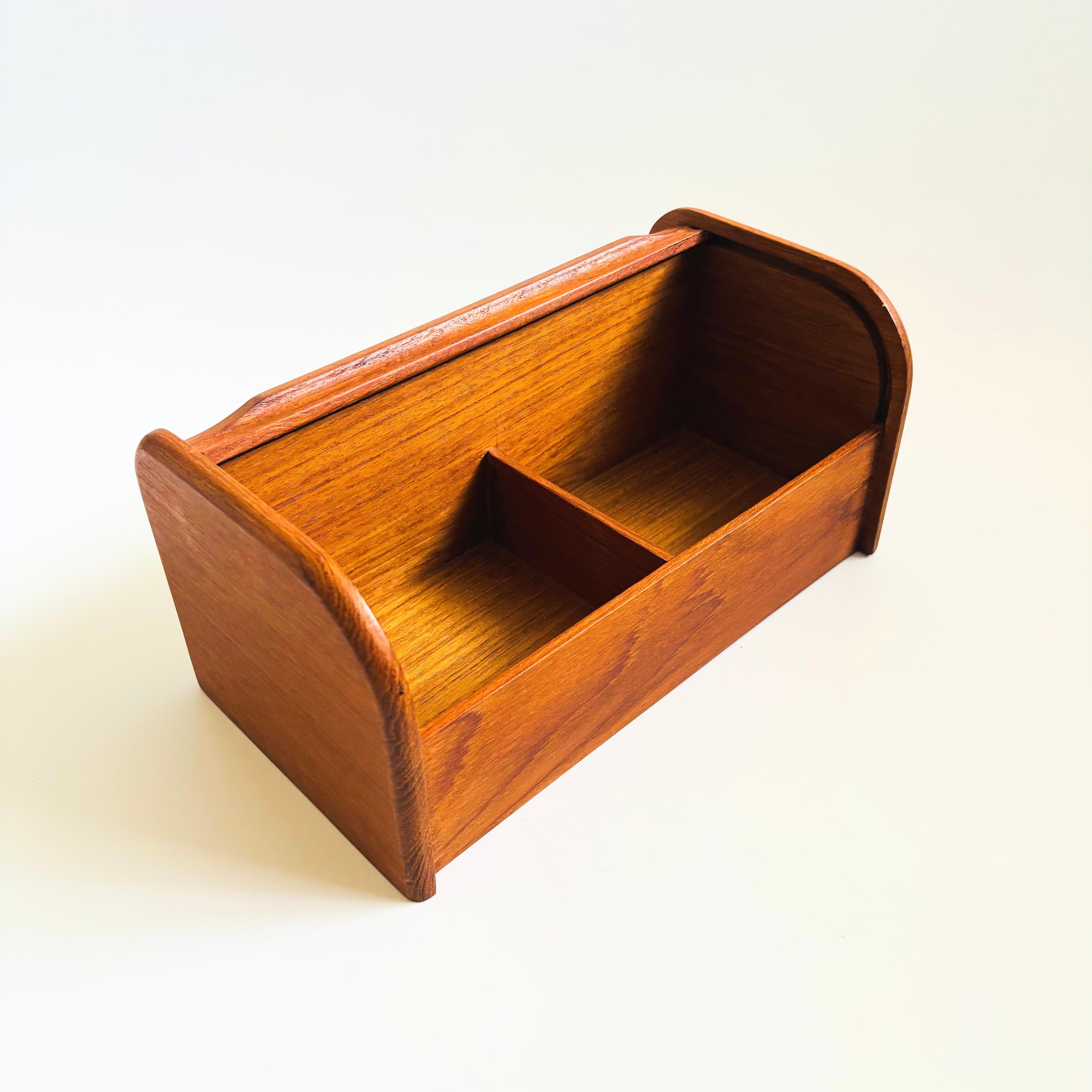 Cassetta portaoggetti con porta a tamburo in teak In condizioni buone in vendita a Fairfield, CA