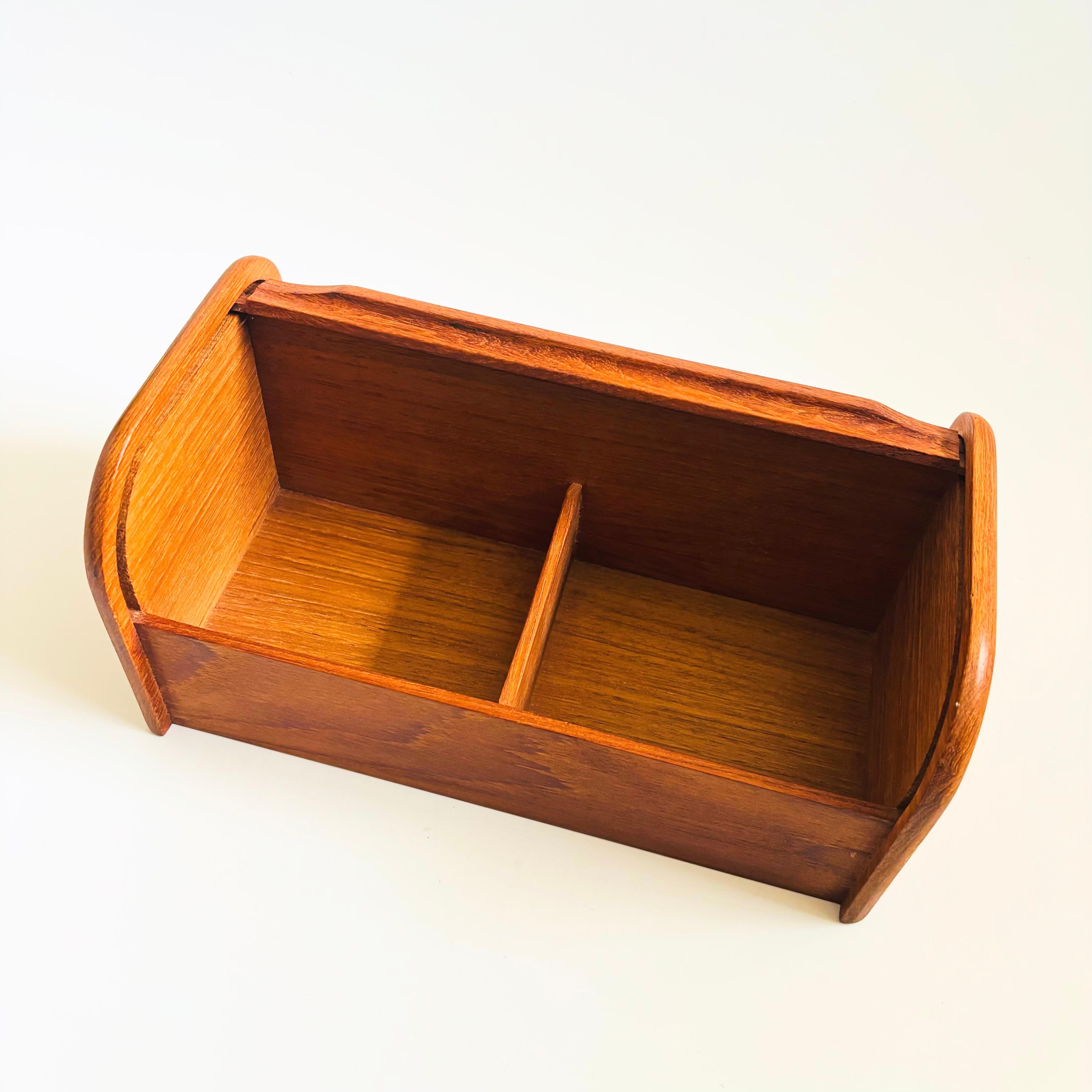 XX secolo Cassetta portaoggetti con porta a tamburo in teak in vendita