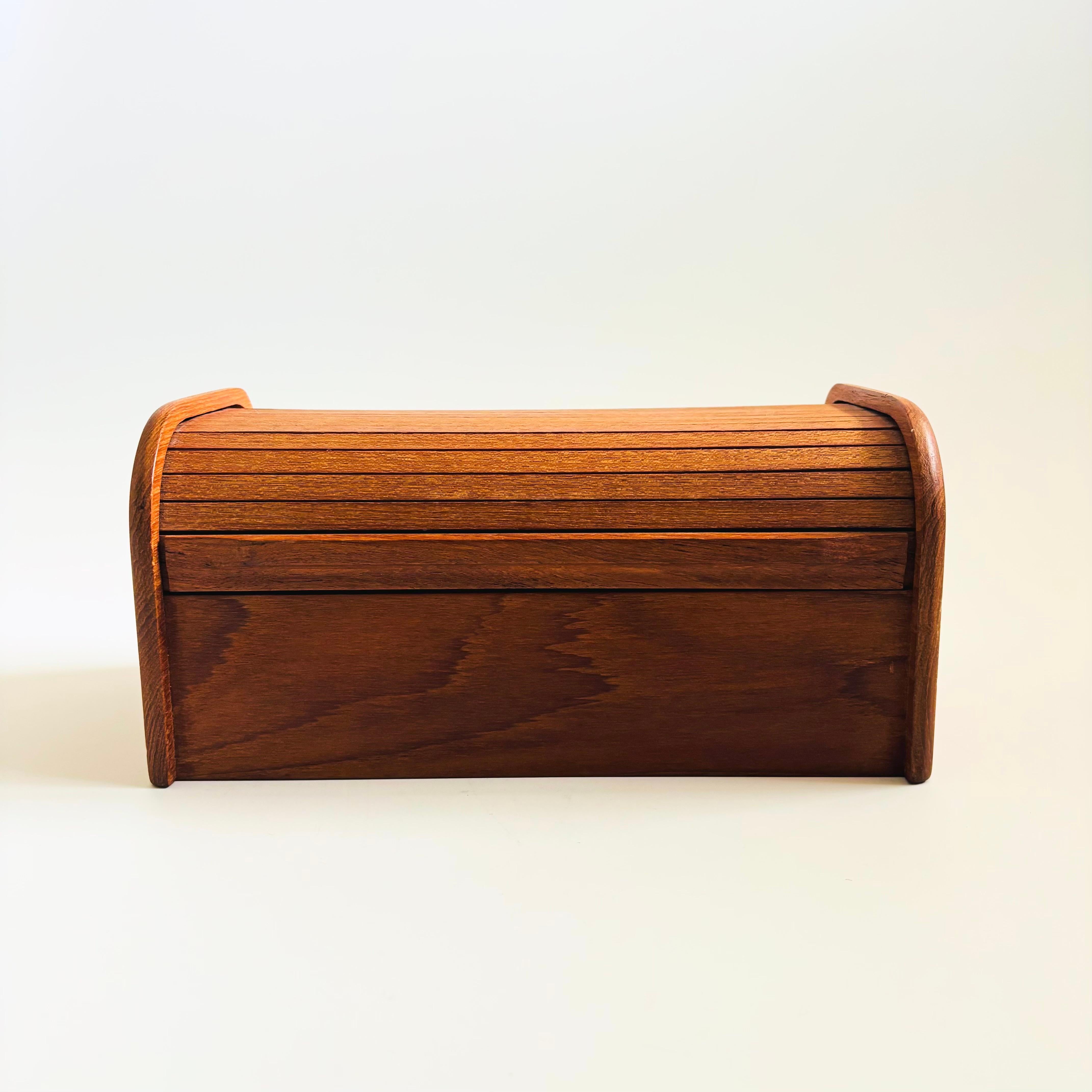 Teak Cassetta portaoggetti con porta a tamburo in teak in vendita