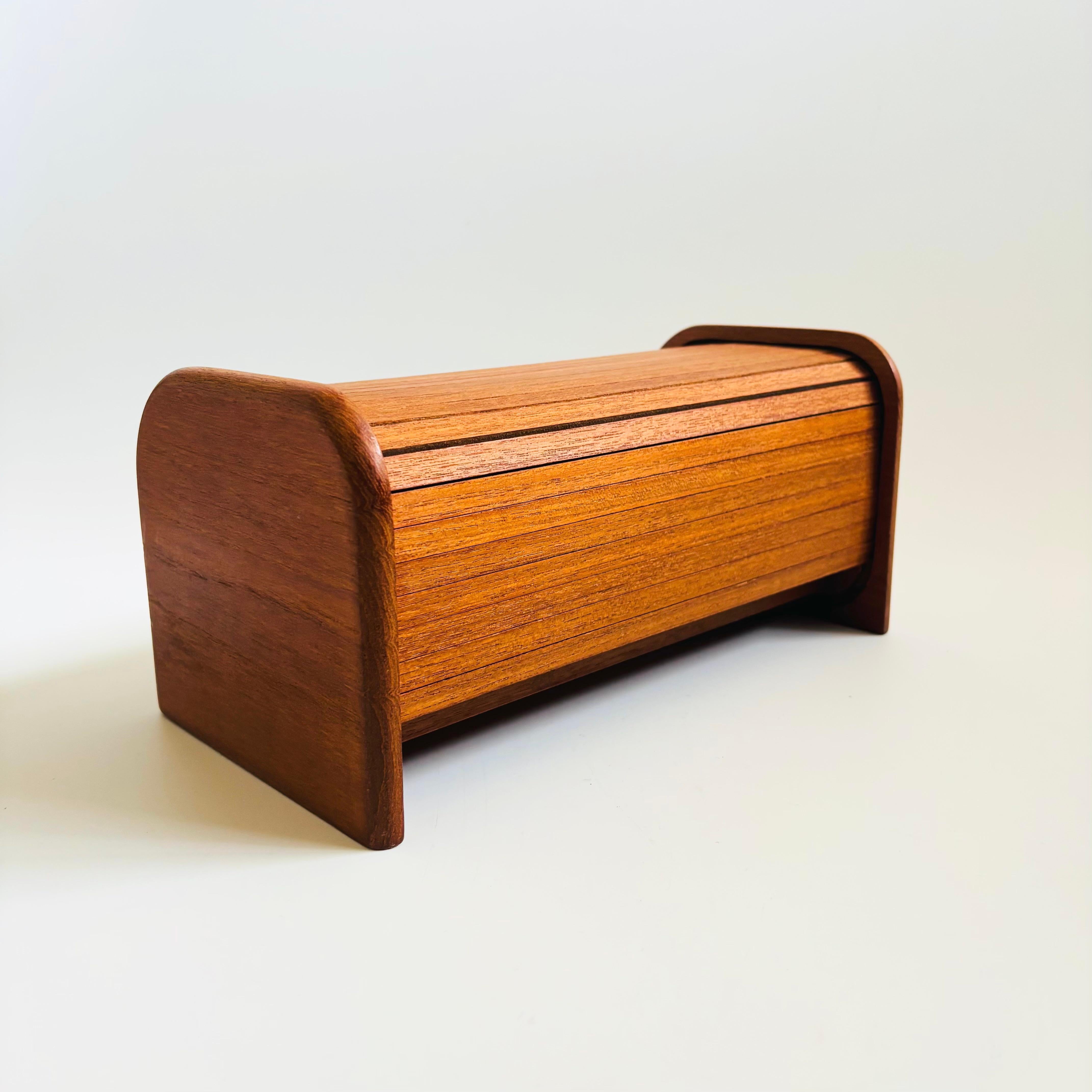 Cassetta portaoggetti con porta a tamburo in teak in vendita 1