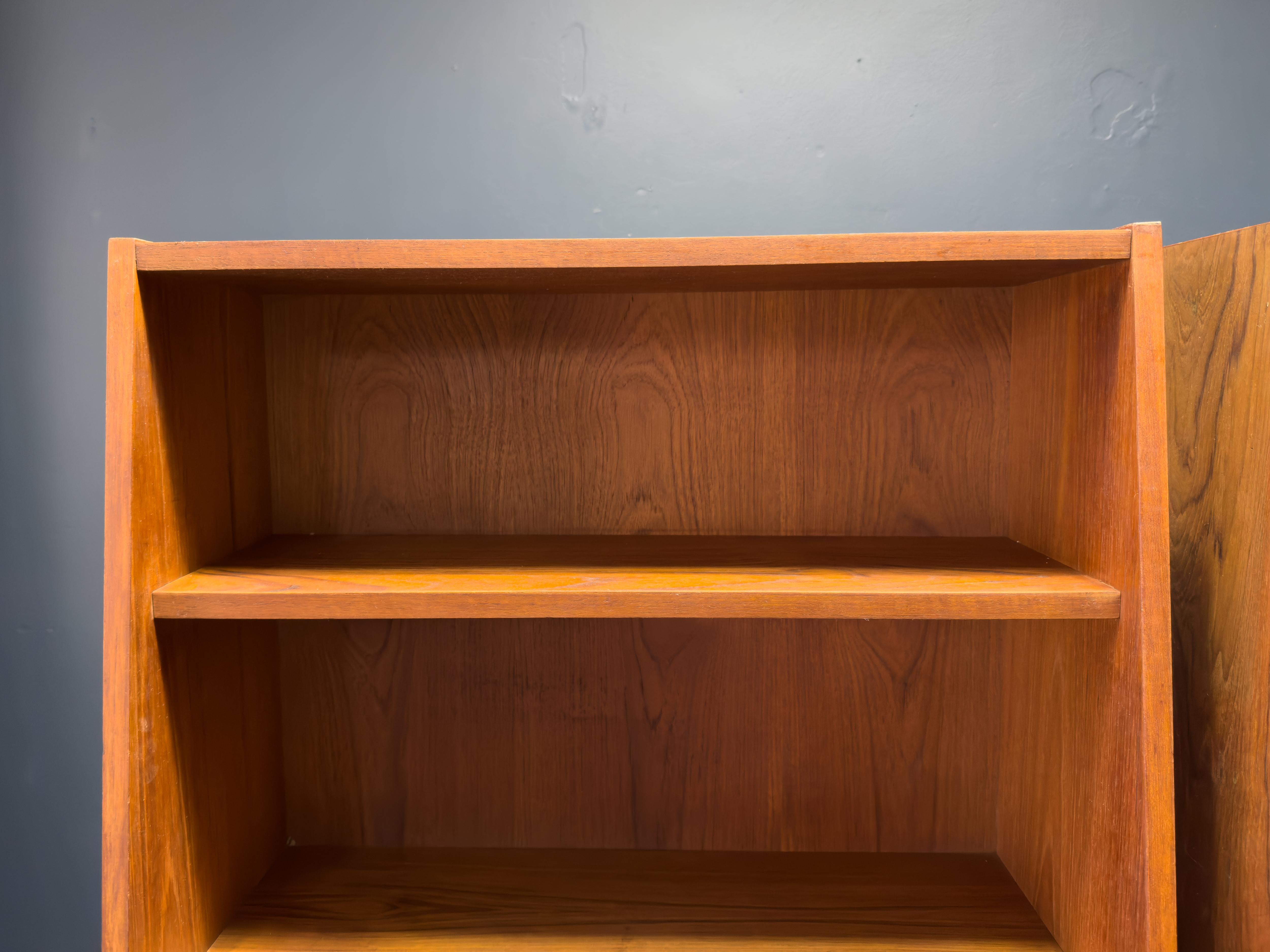 Teak Scaffalatura conica in teak in vendita