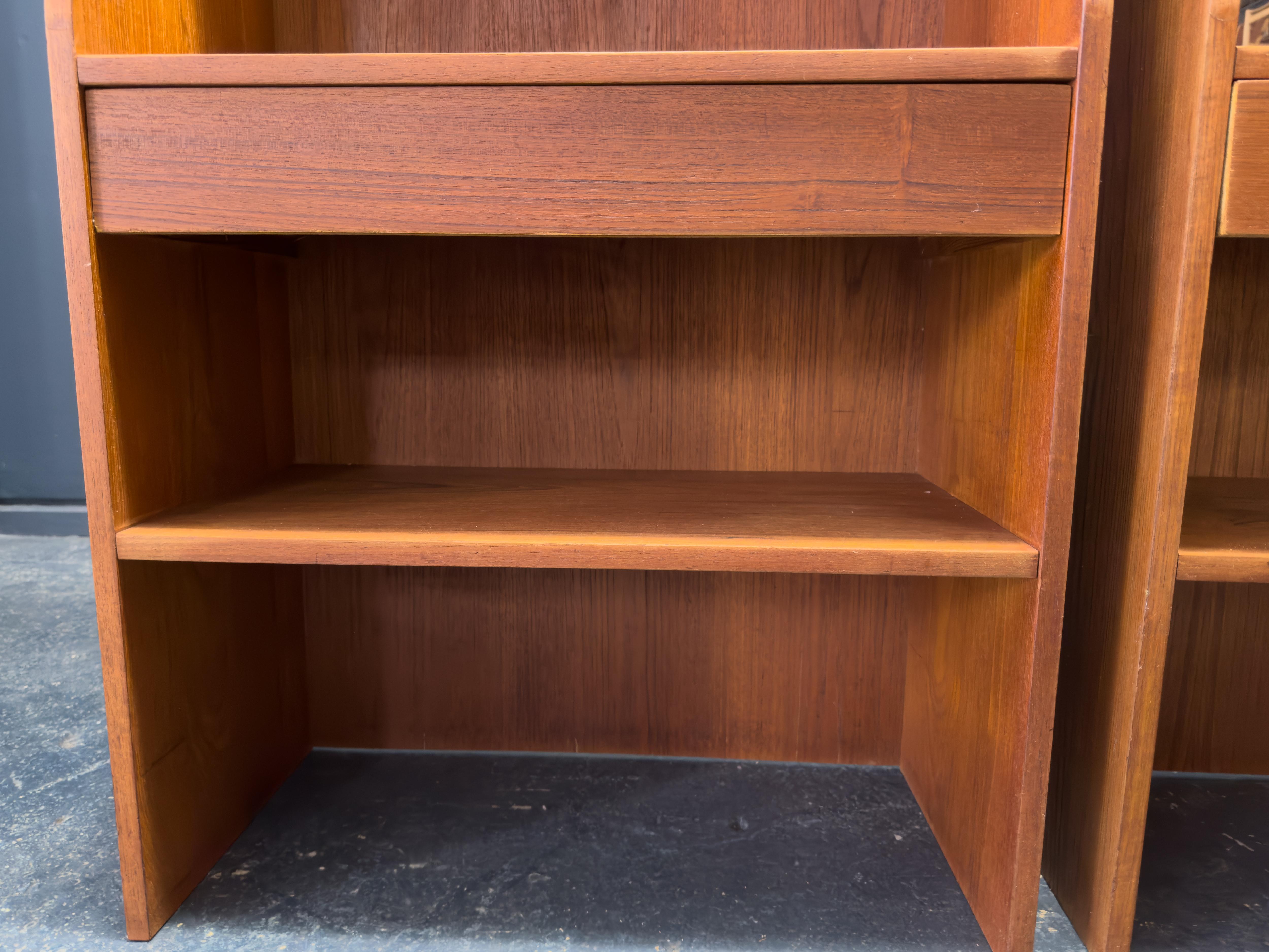 Scaffalatura conica in teak in vendita 1