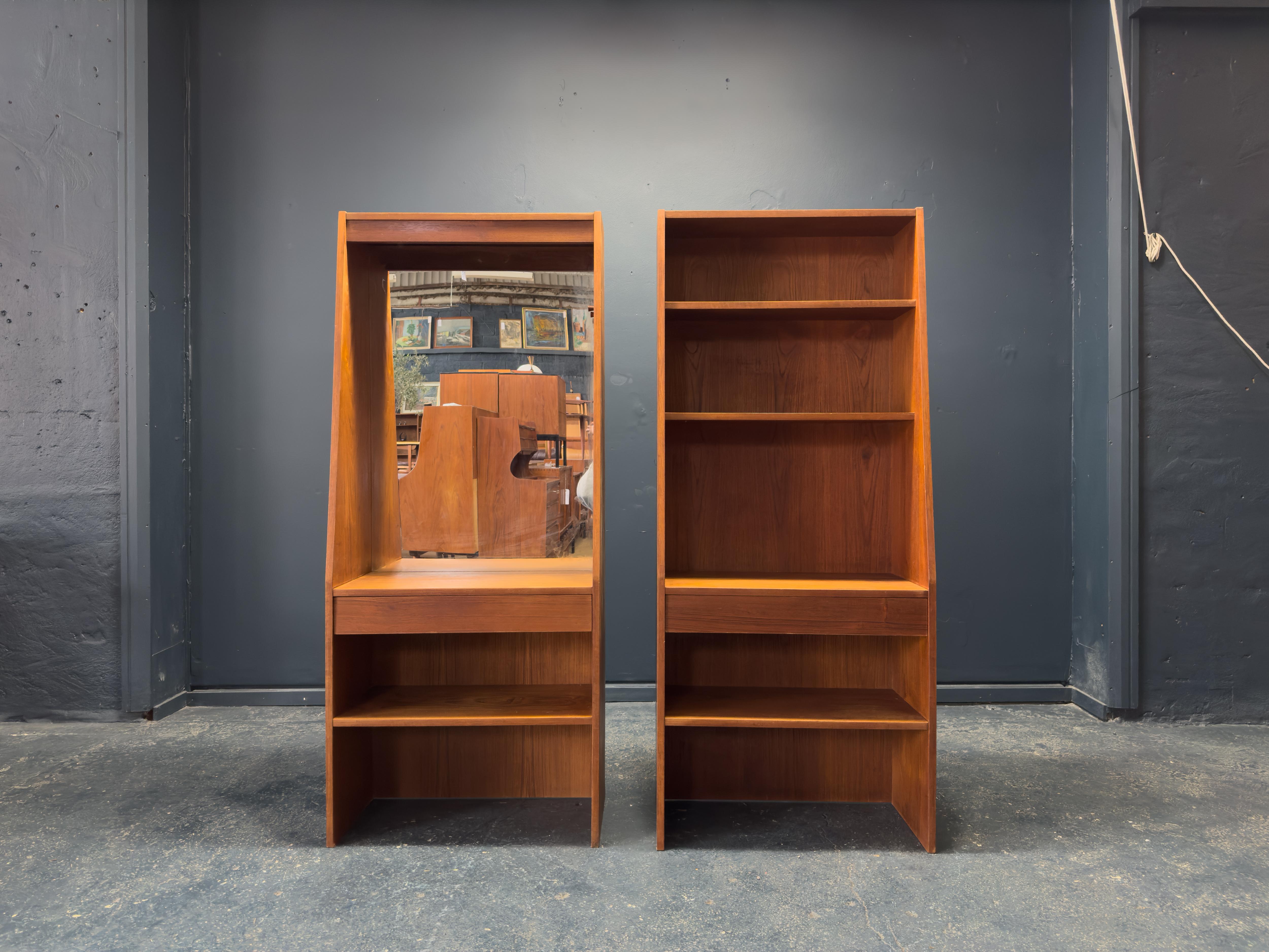 Mid-Century moderno Scaffalatura conica in teak con specchio in vendita