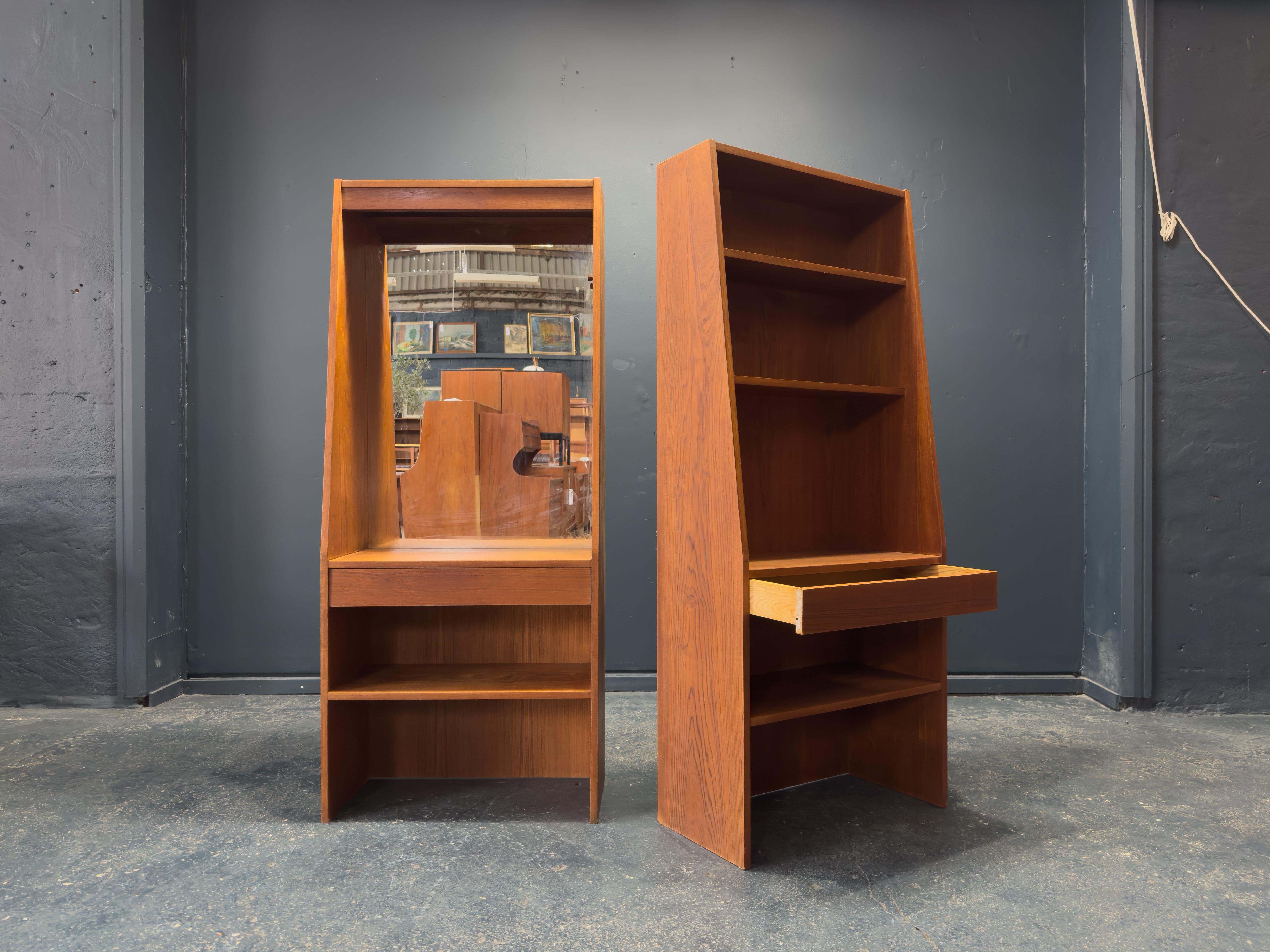 XX secolo Scaffalatura conica in teak con specchio in vendita