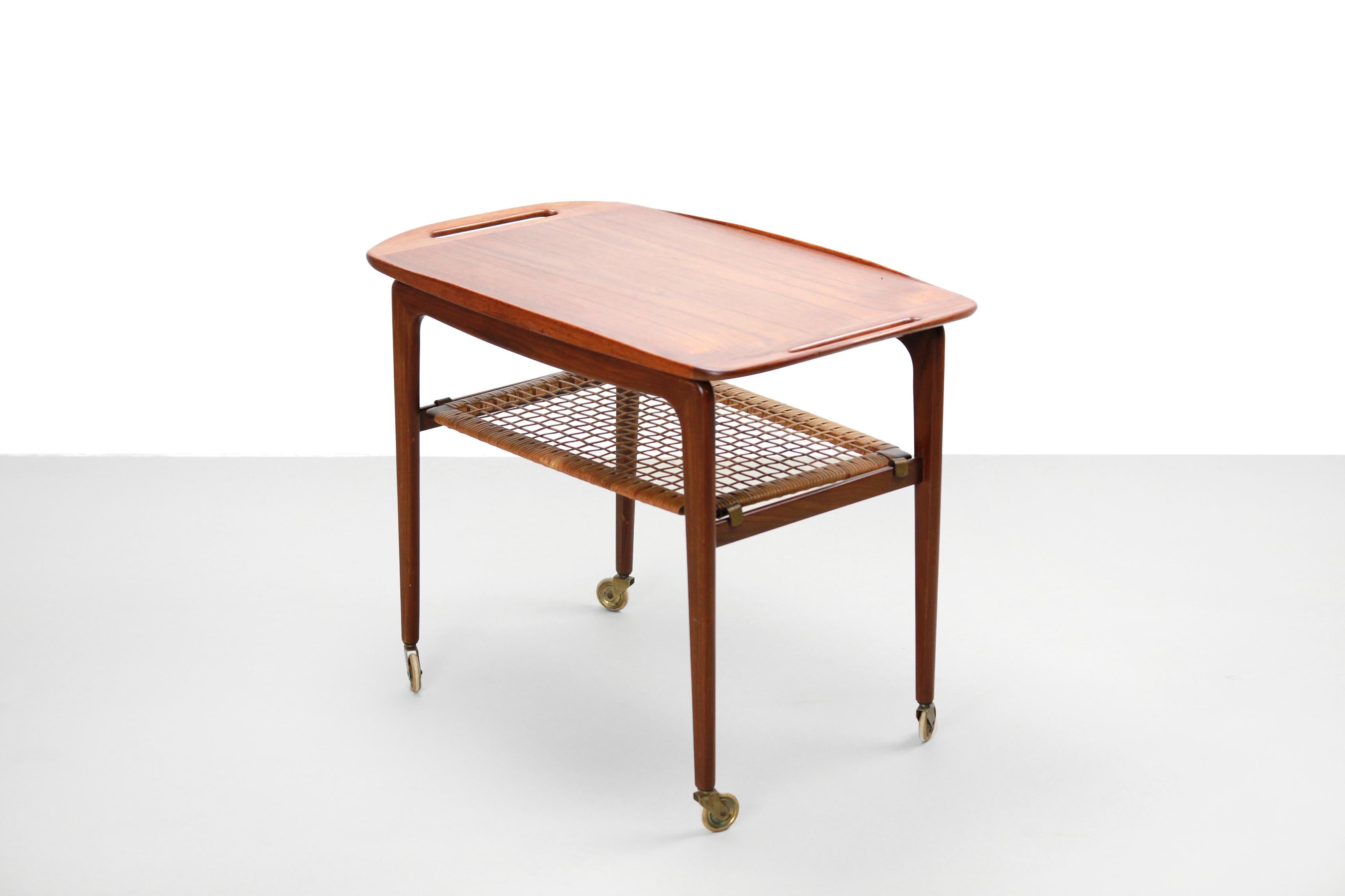 Dieser Teewagen (oder Tabletttisch) wurde von Johannes Andersen entworfen und ist größtenteils aus massivem Teakholz von höchster Qualität gefertigt. Der Aufsatz kann als Tablett verwendet werden:: und dank des cleveren Designs können Sie ihn