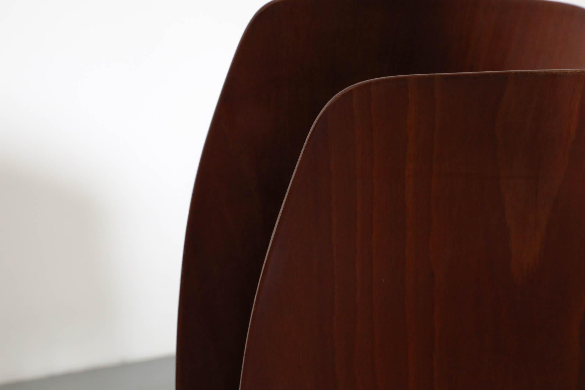 Sedie impilabili in tonalità teak con scocca in compensato curvato e gambe smaltate di grigio in vendita 2